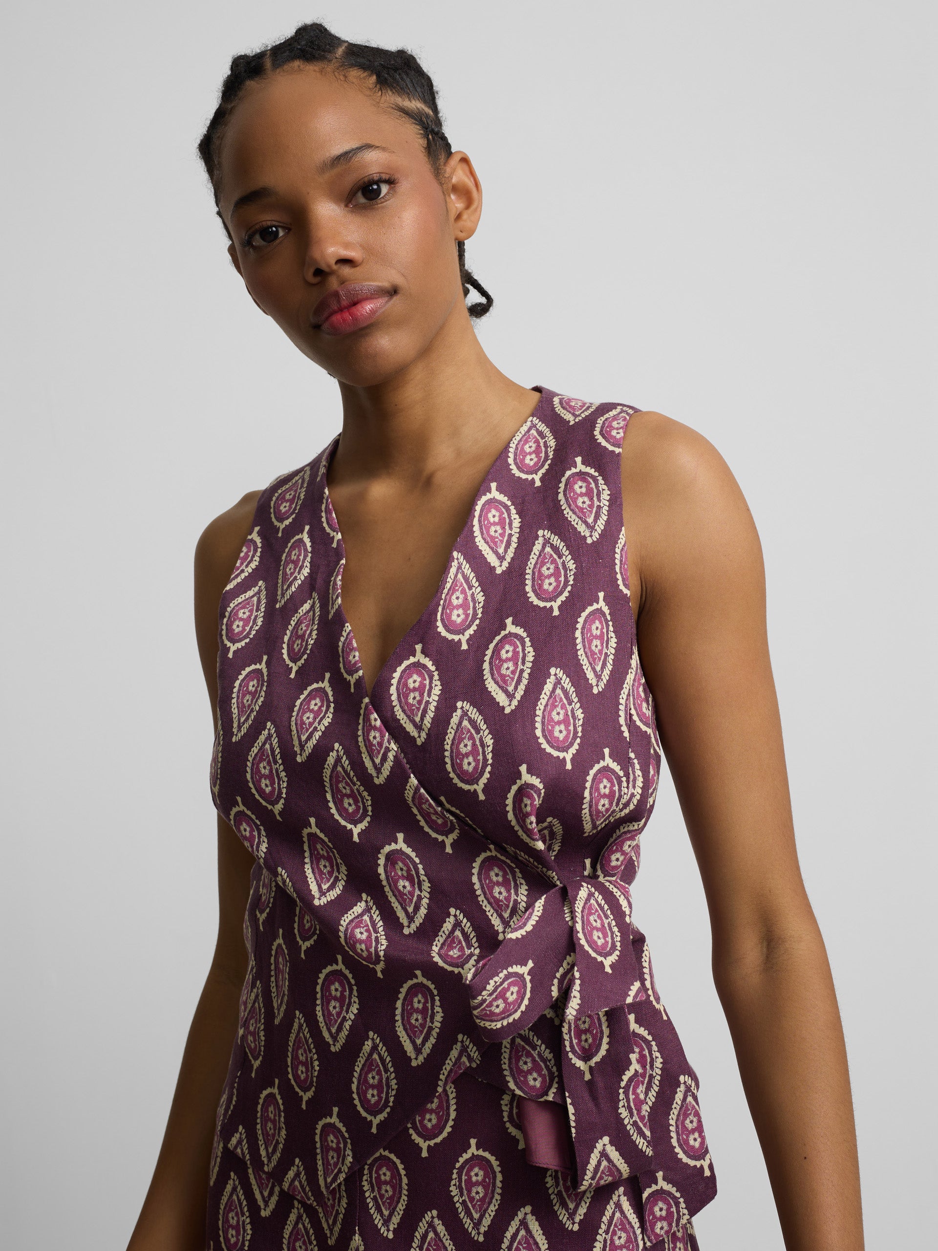 Chaleco cruzado lazo estampado burdeos