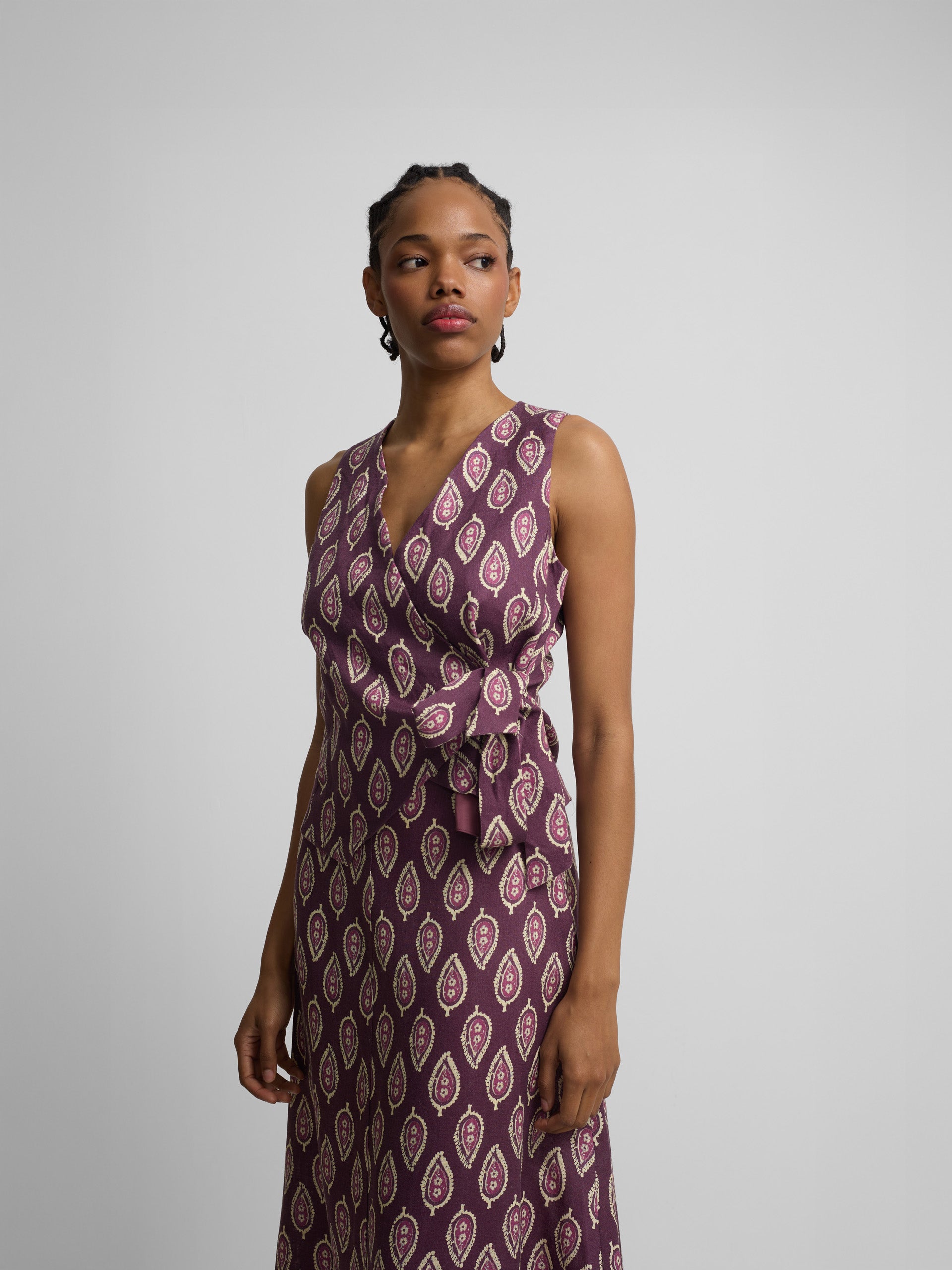 Chaleco cruzado lazo estampado burdeos