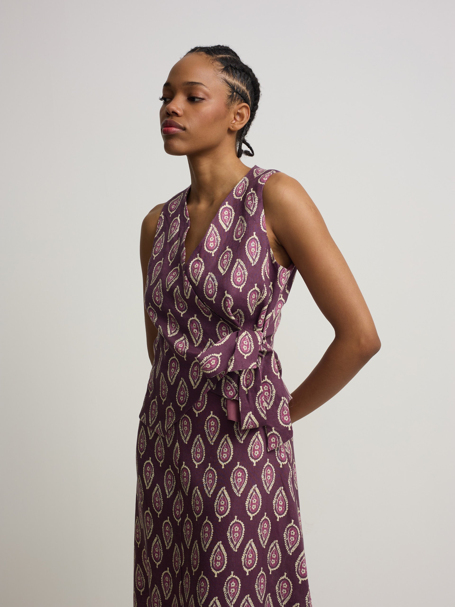 Chaleco cruzado lazo estampado burdeos