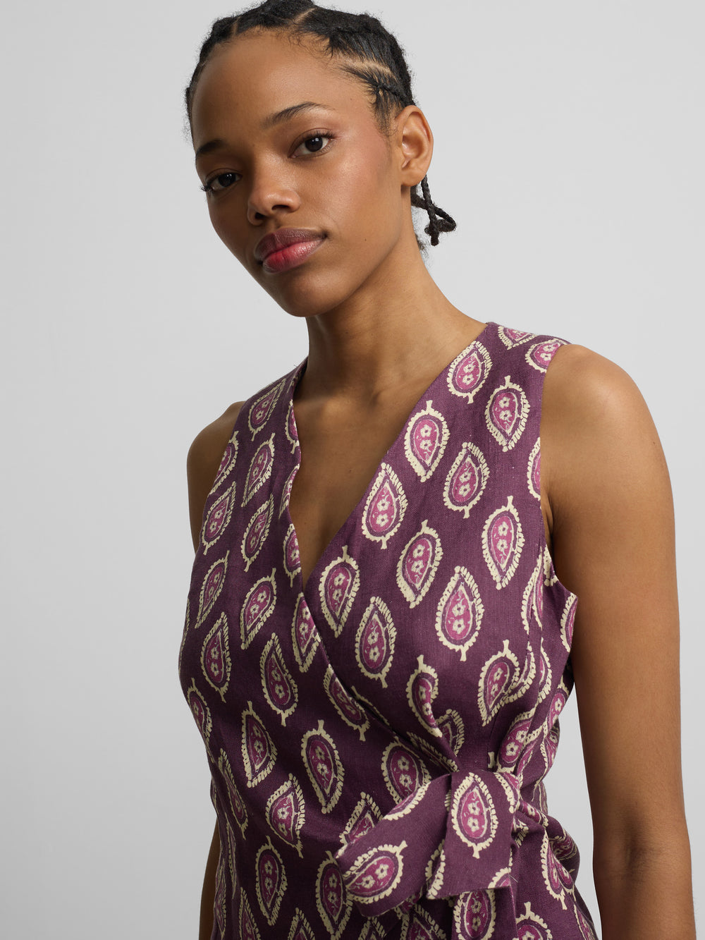 Chaleco cruzado lazo estampado burdeos