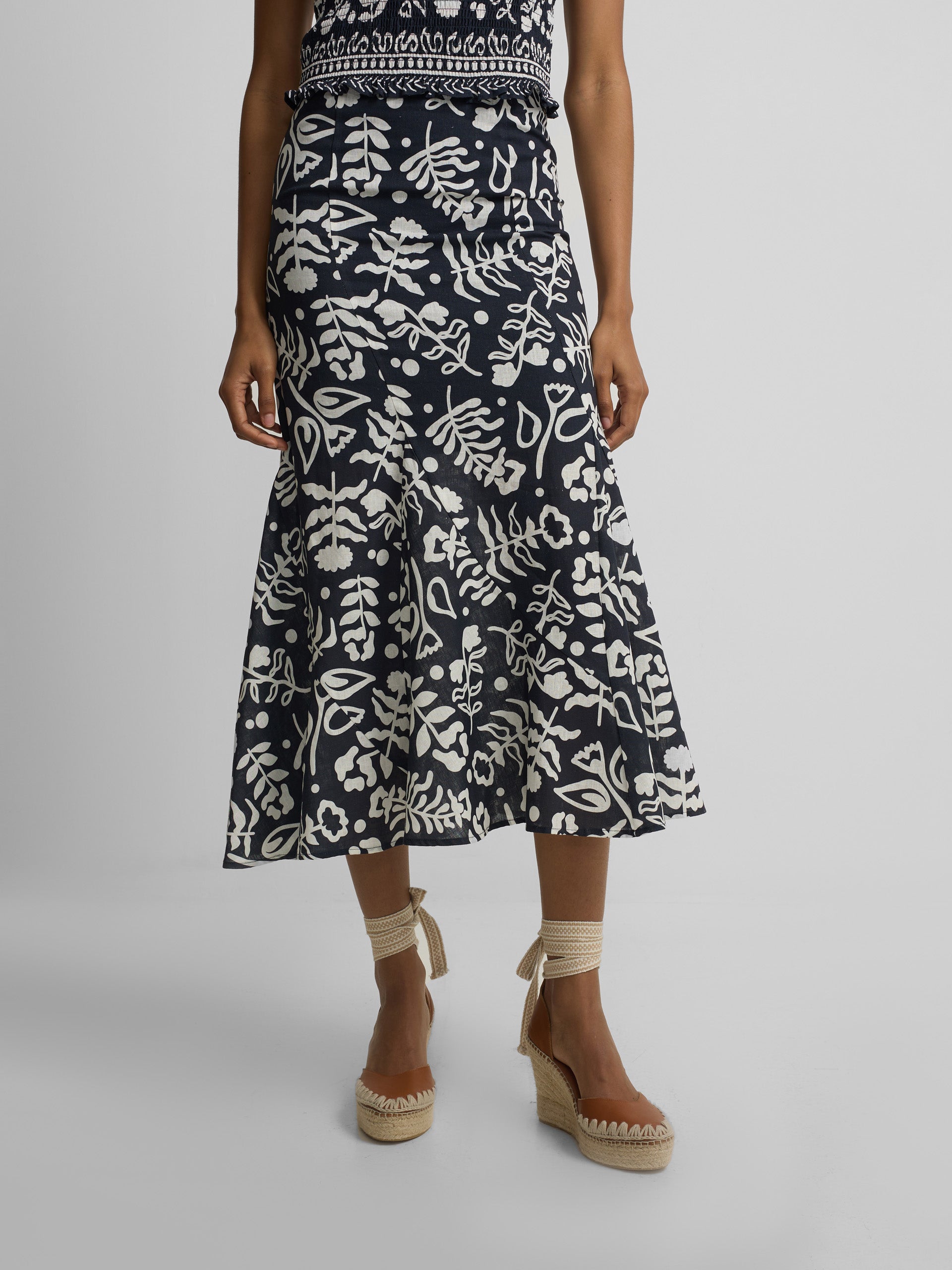 Saia fluida com folhos estampado marinho