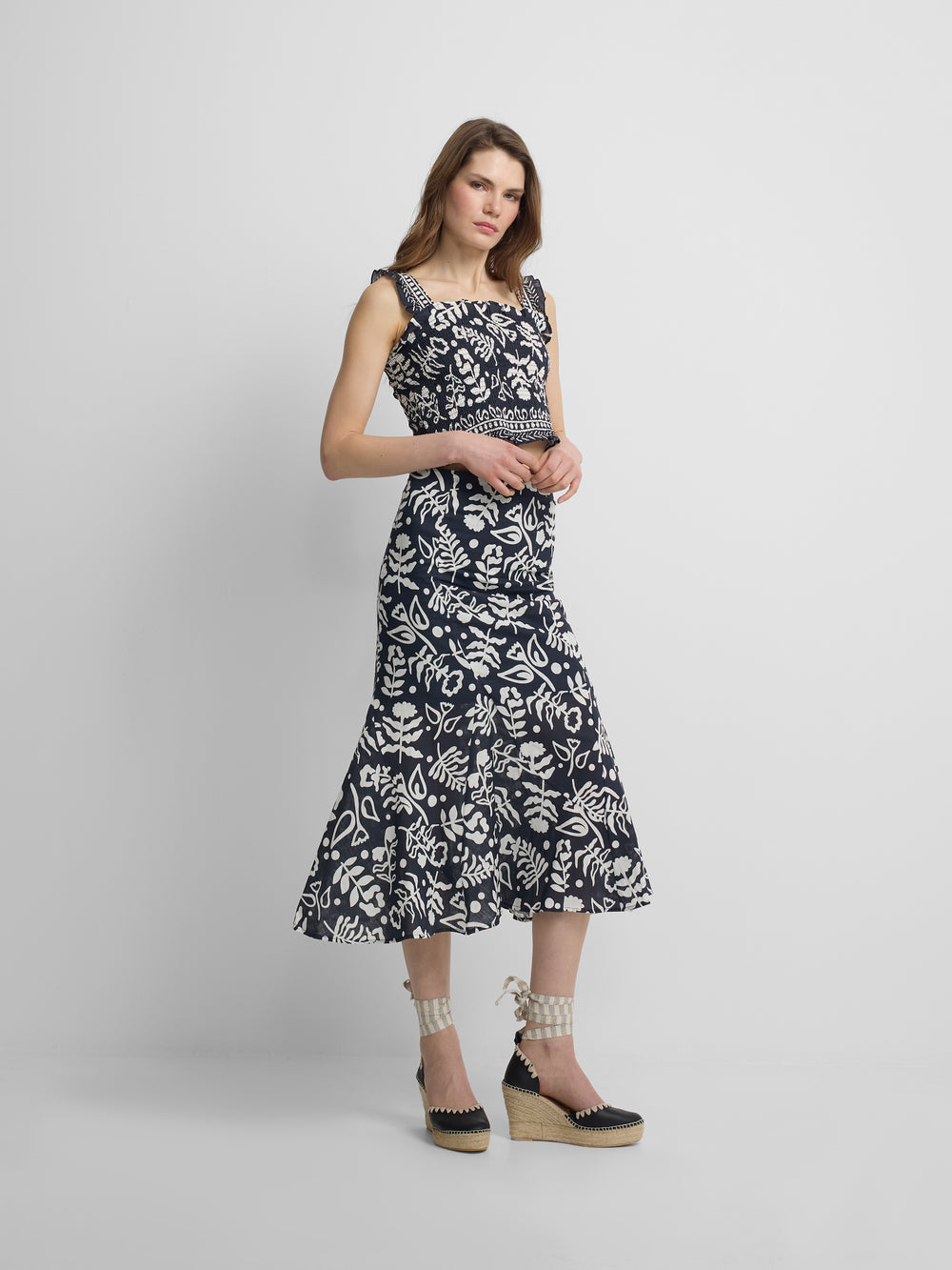 Flowy skirt with ruffles and a navy print