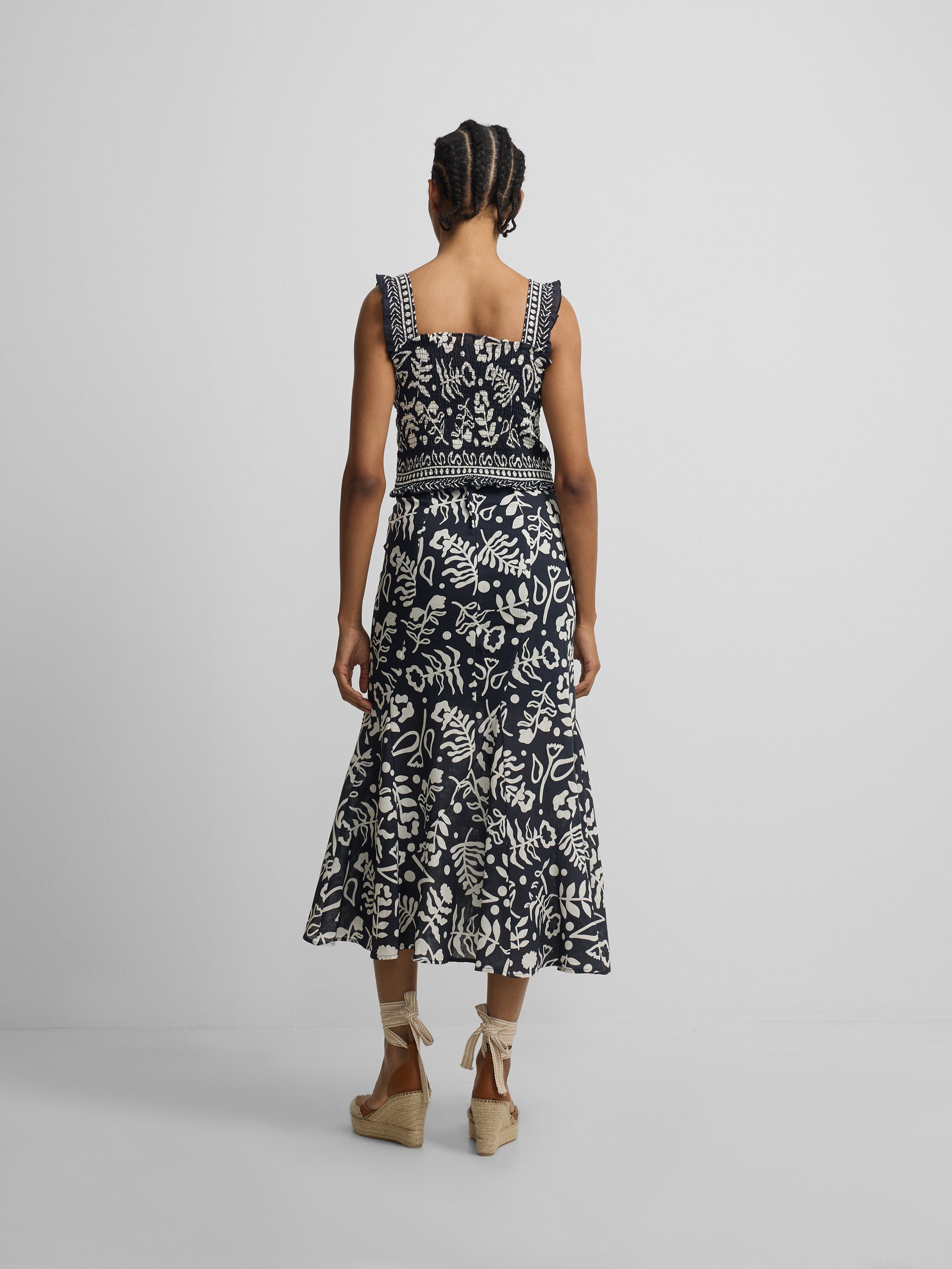 Saia fluida com folhos estampado marinho