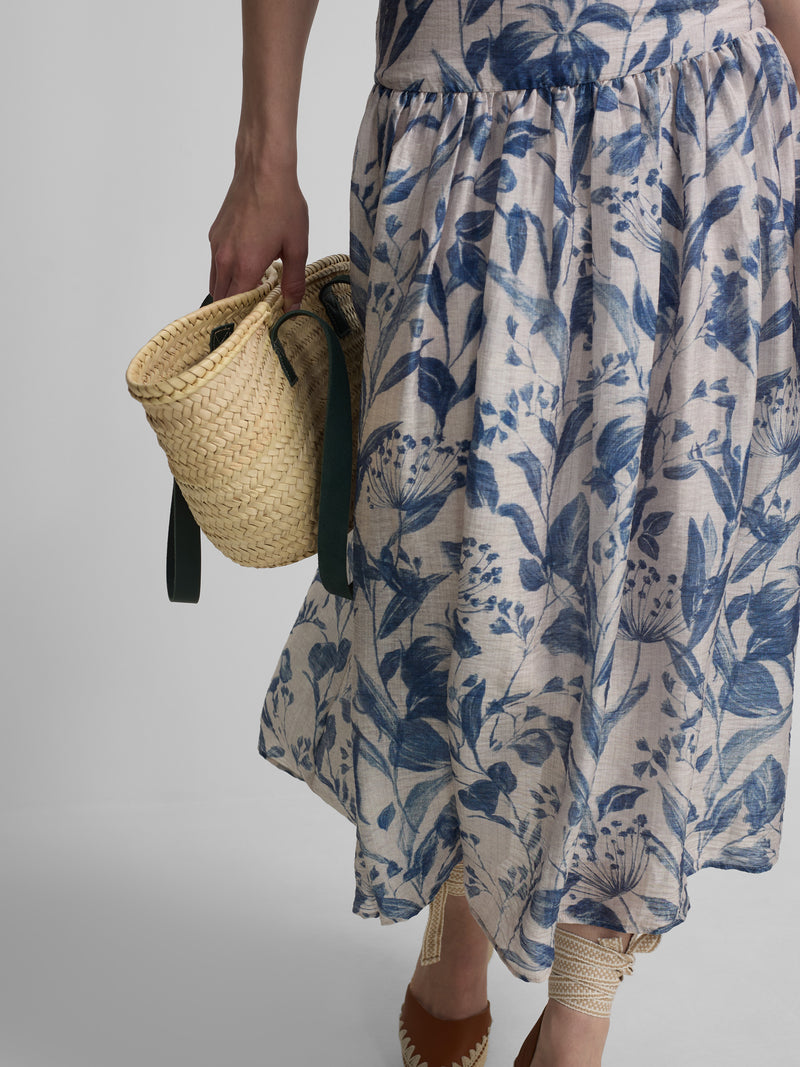 Saia estampada com flores azuis