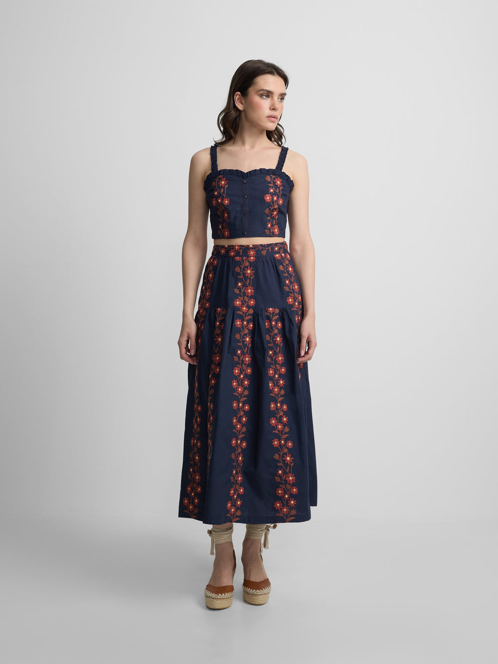 Falda larga flores bordadas azul