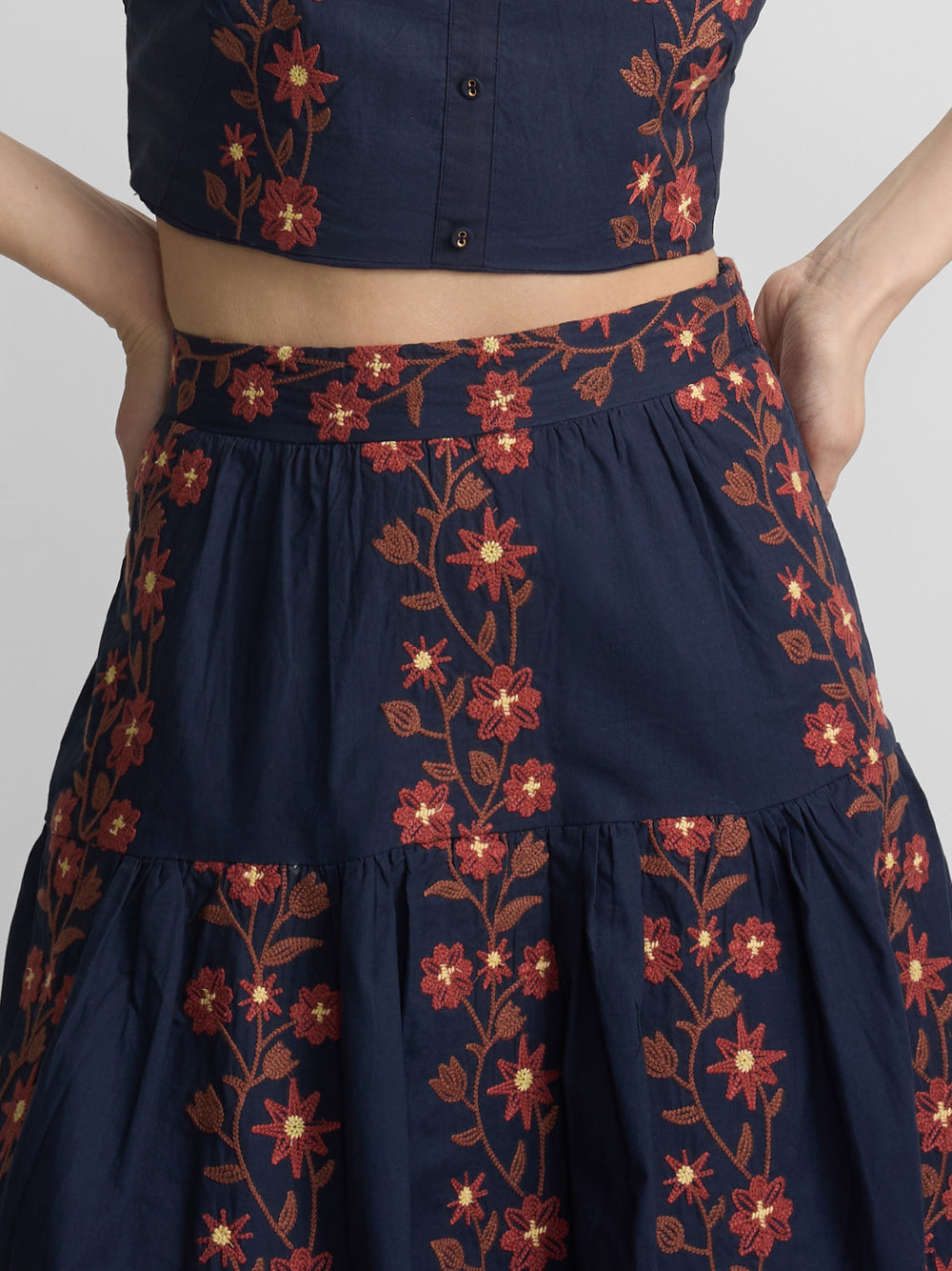 Falda larga flores bordadas azul