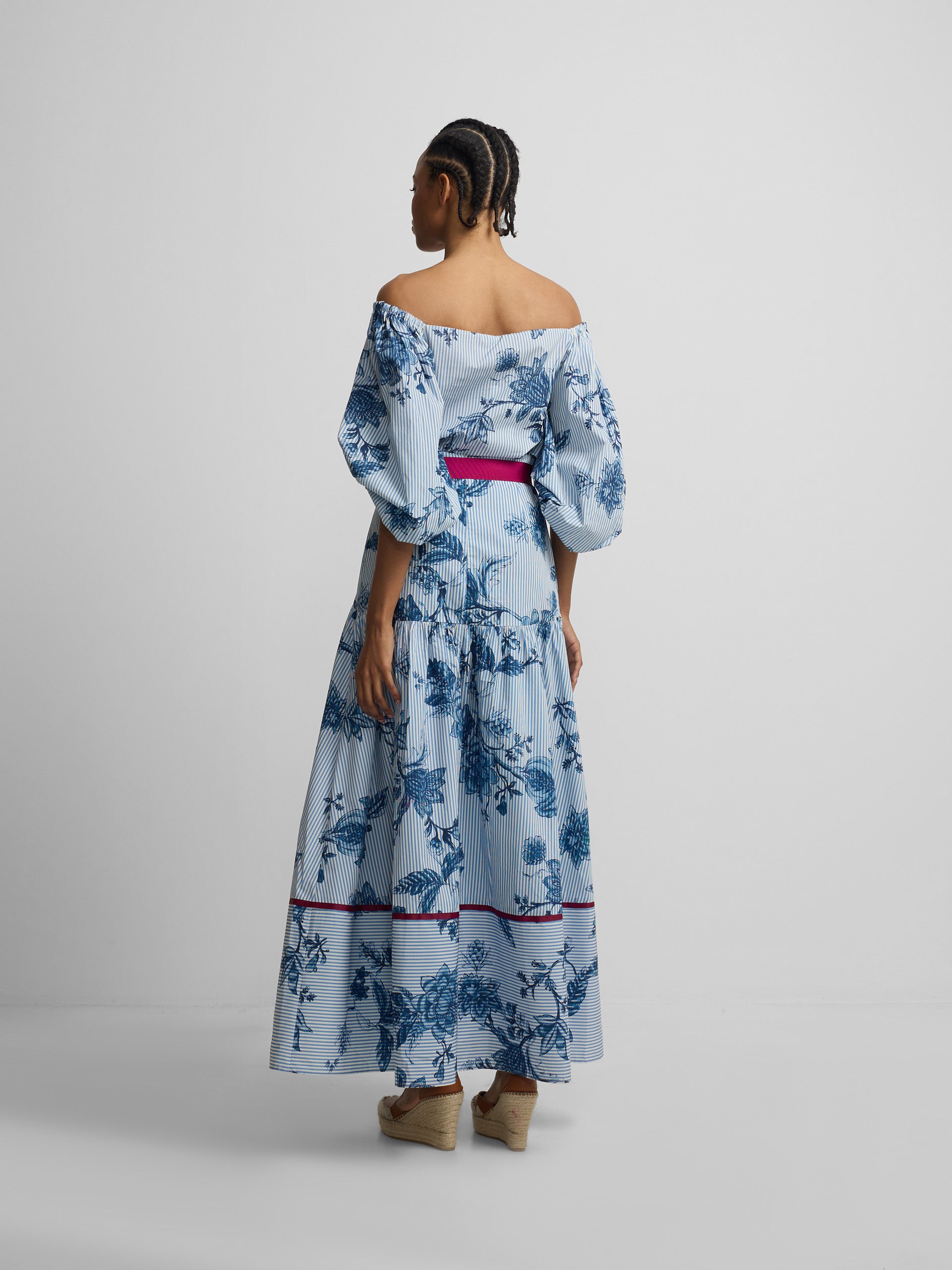 Saia comprida estampada com riscas azul celeste