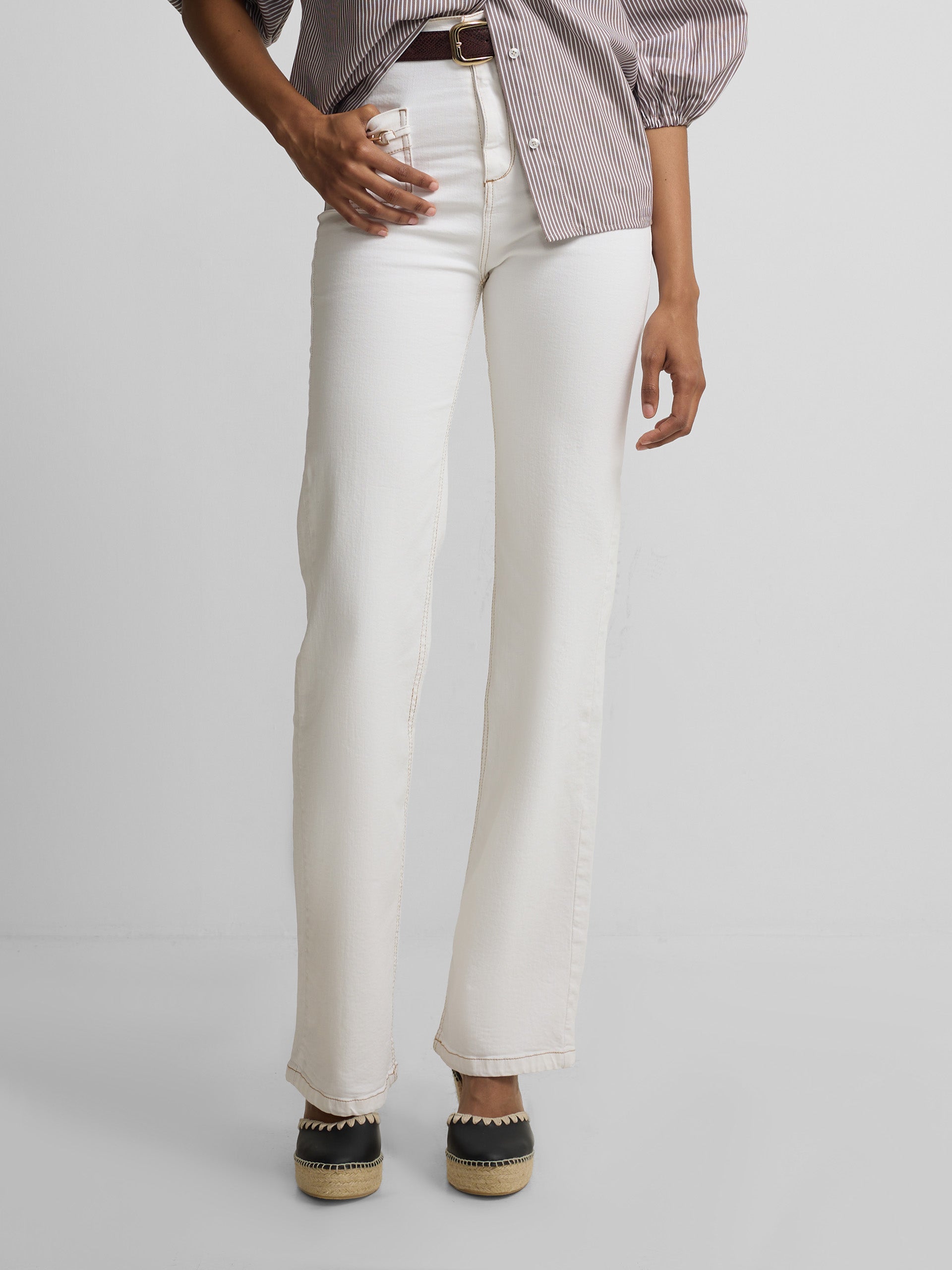 Calças de ganga com fivelas brancas