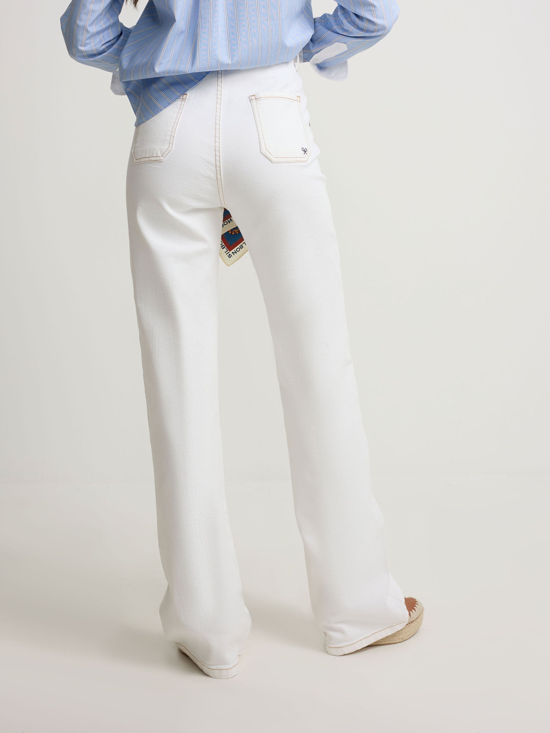 Pantalon denim hebillas blanco