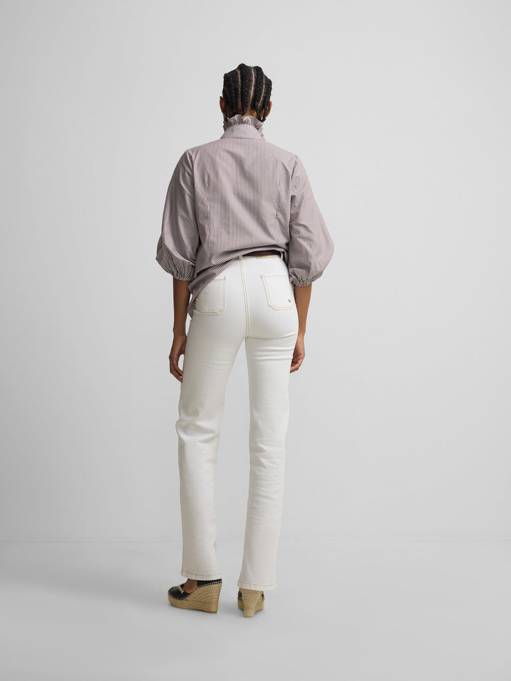 Calças de ganga com fivelas brancas