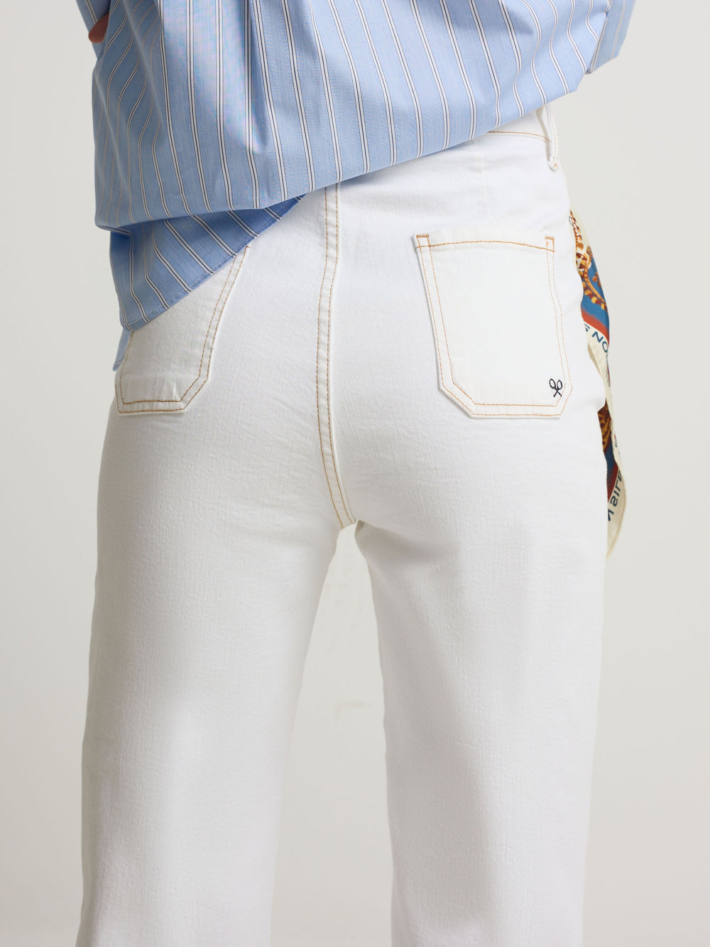 Pantalon denim hebillas blanco
