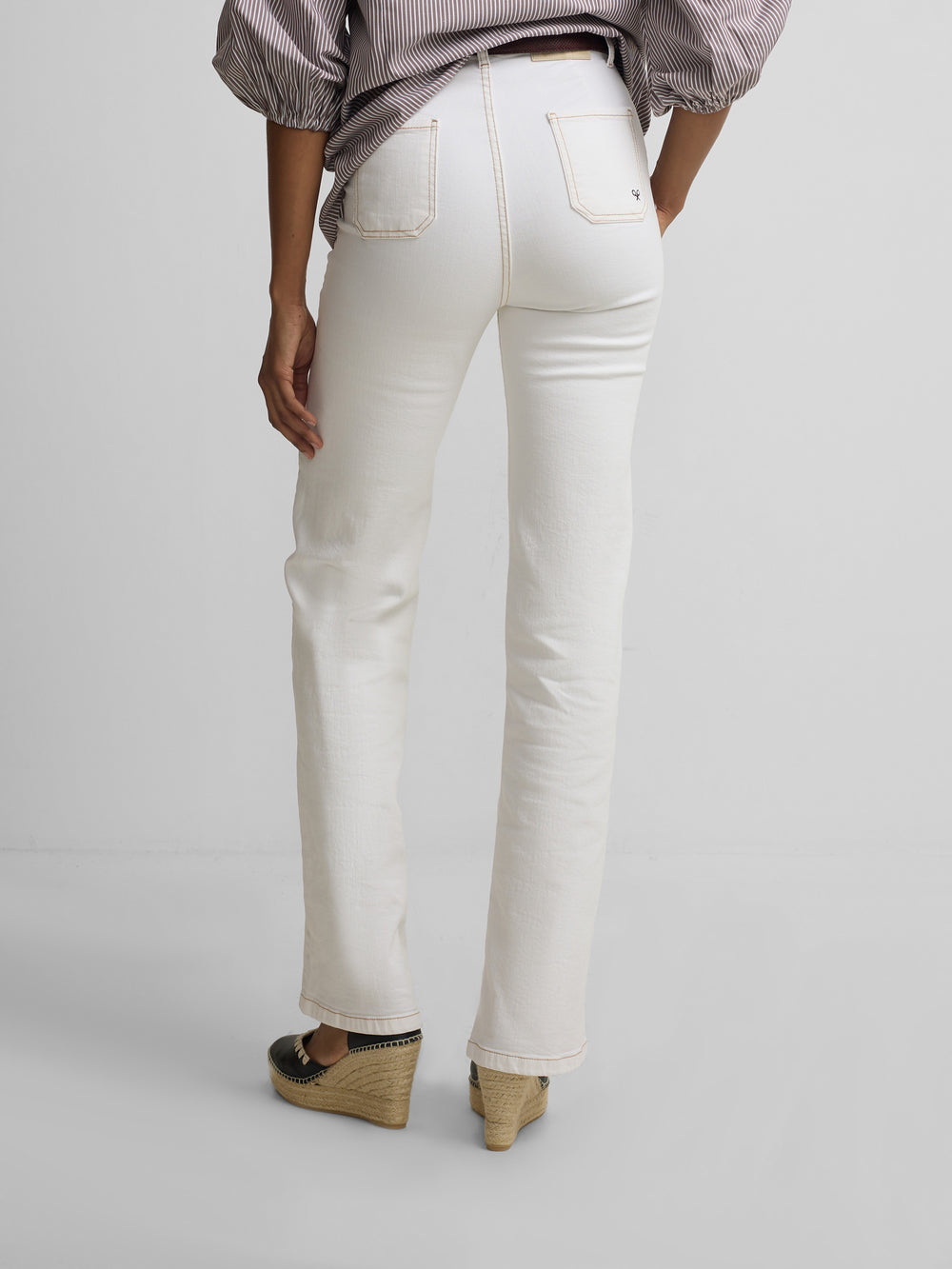 Calças de ganga com fivelas brancas