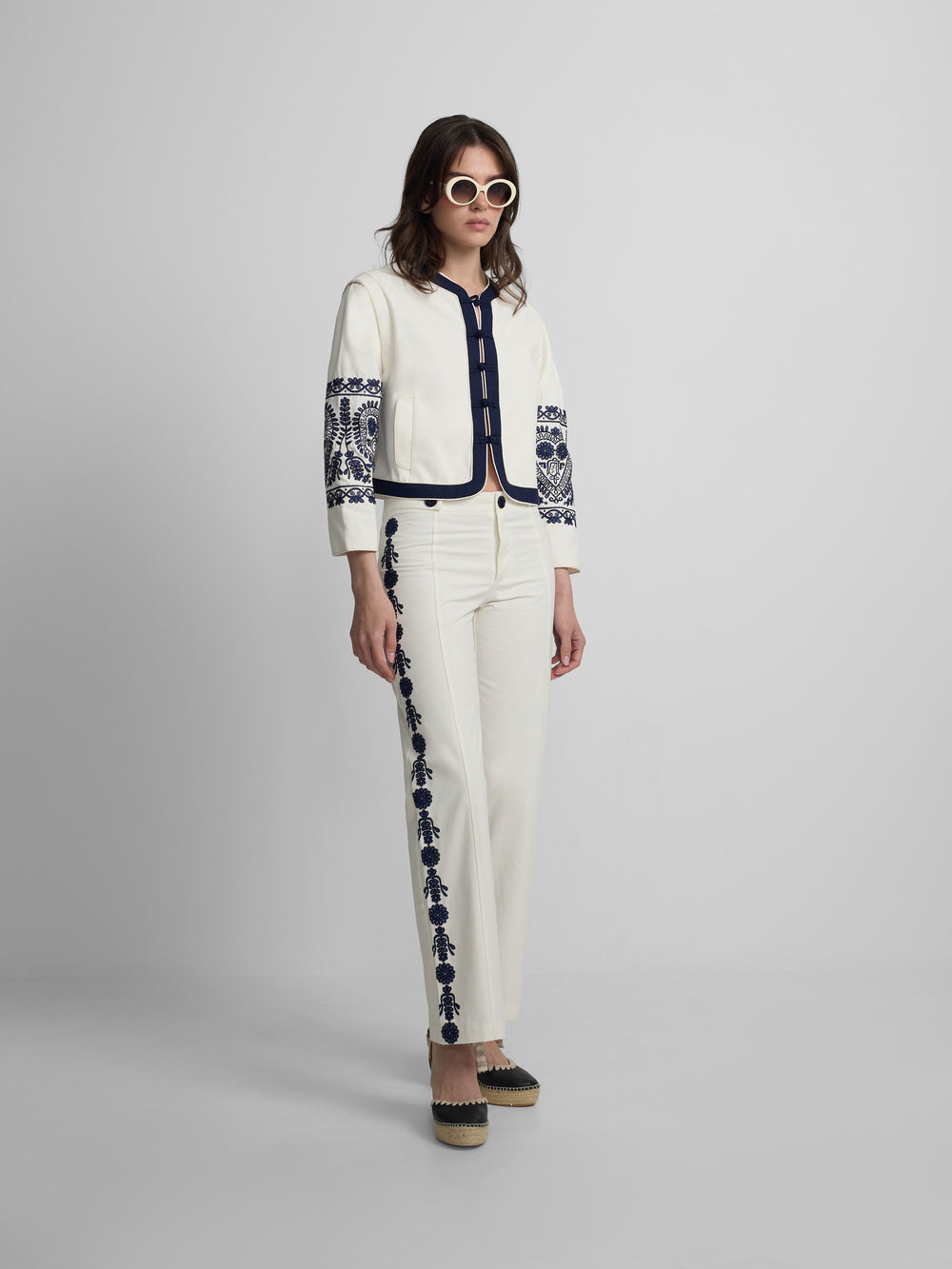 Pantalon recto detalles bordados blanco