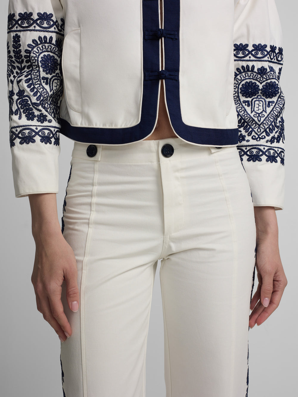 Pantalon recto detalles bordados blanco