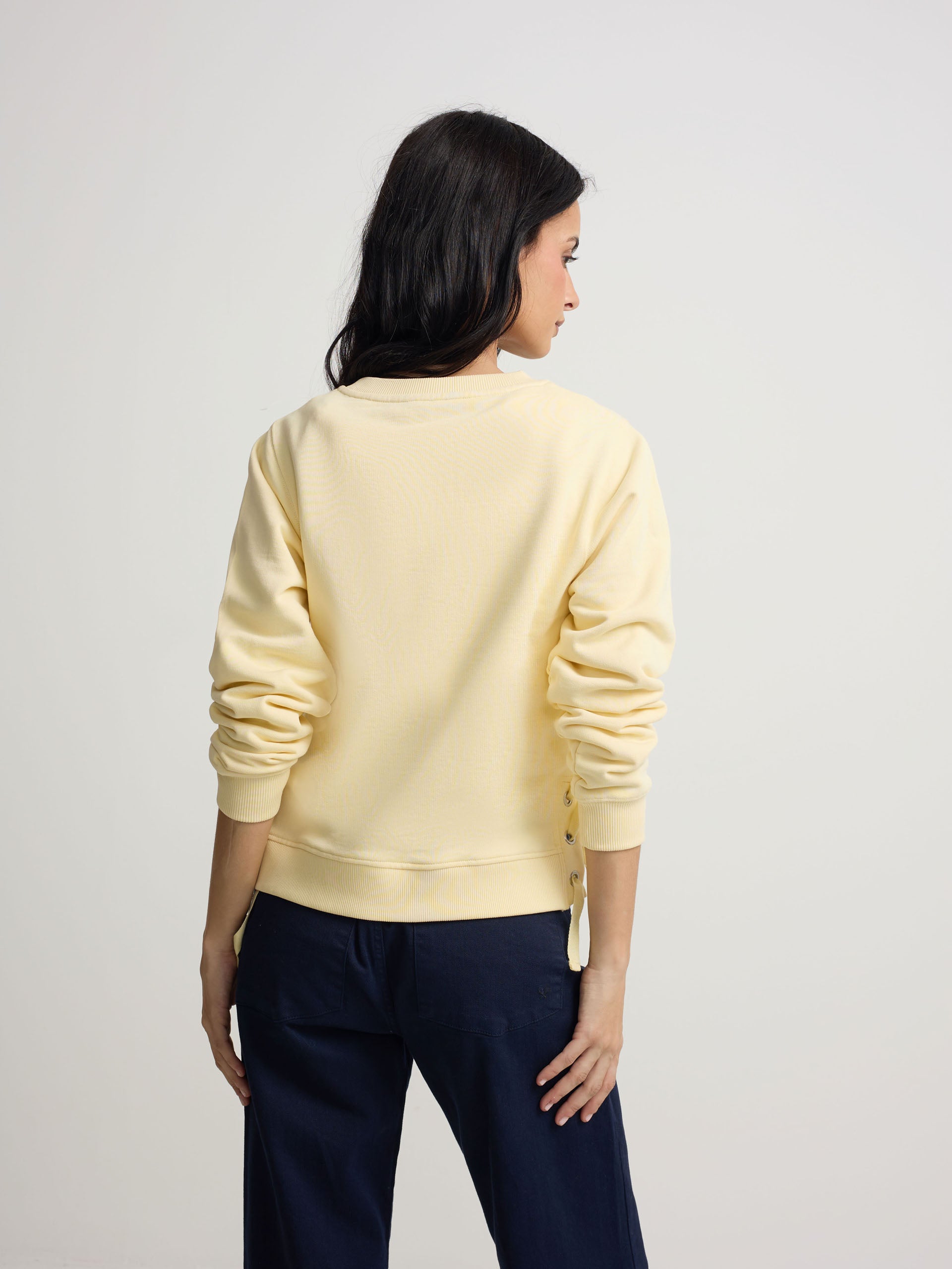 Sudadera woman detalle cuerdas amarilla