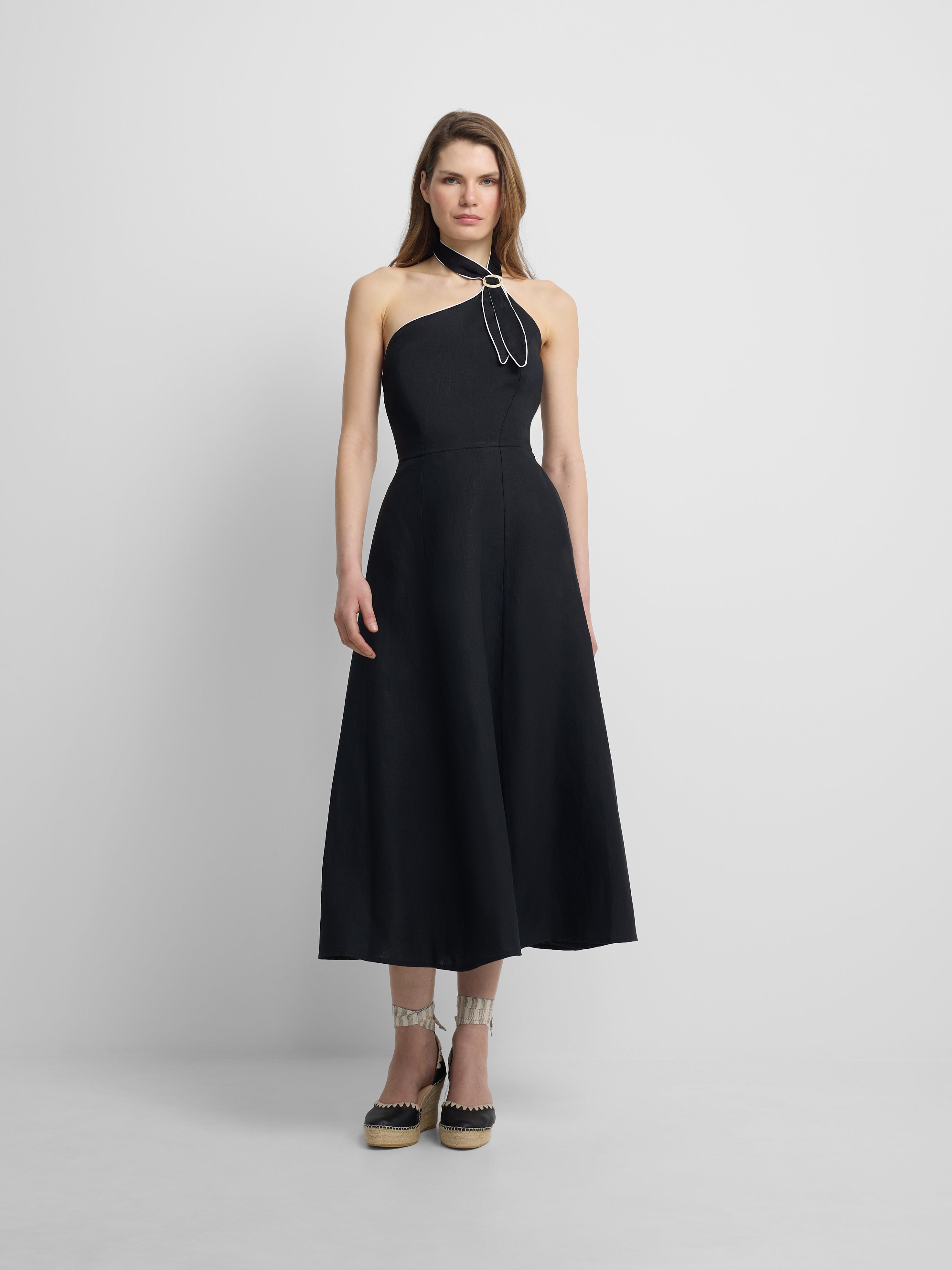 Vestido comprido com fivela em linho