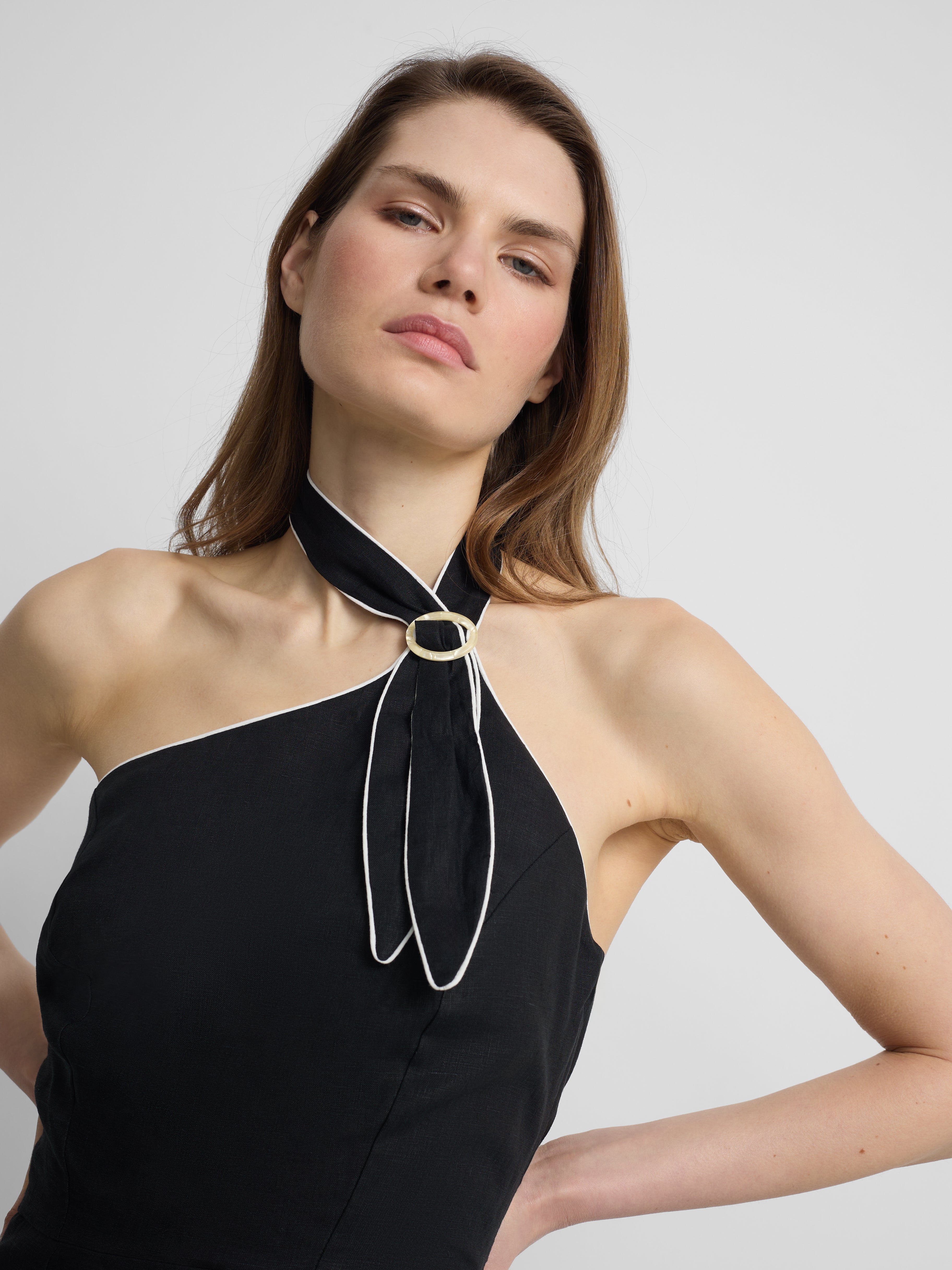 Vestido comprido com fivela em linho