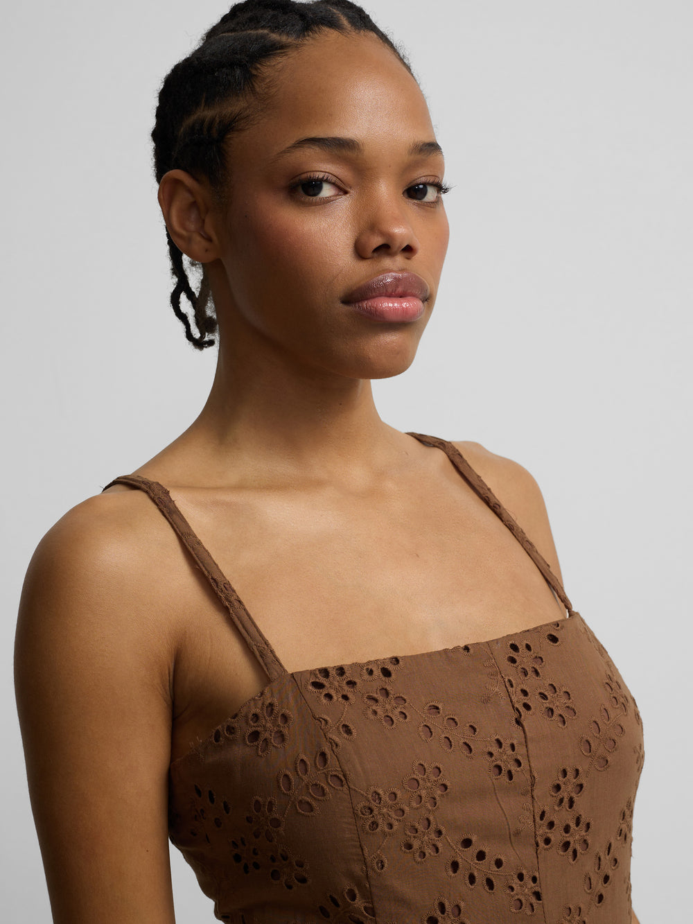 Vestido midi bordados marron