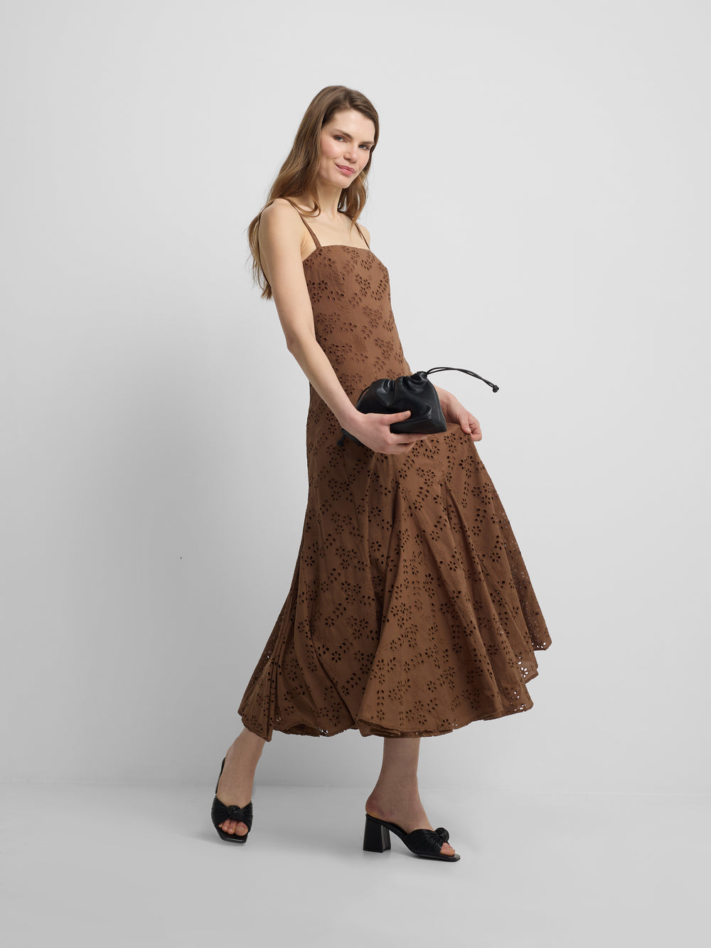 Vestido midi bordados marron