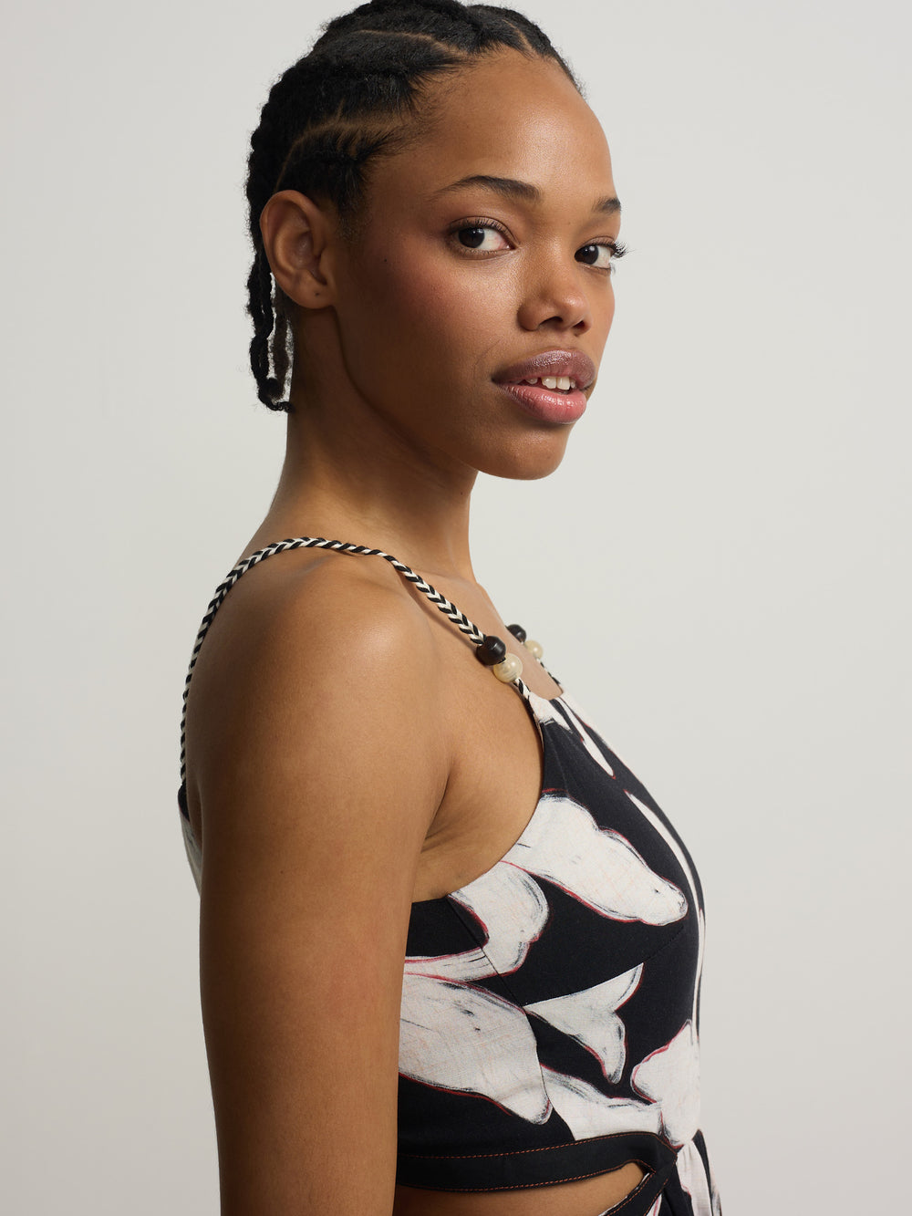 Vestido cut out estampado flores negro