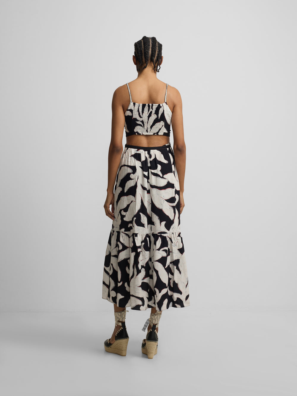 Vestido cut out estampado flores negro