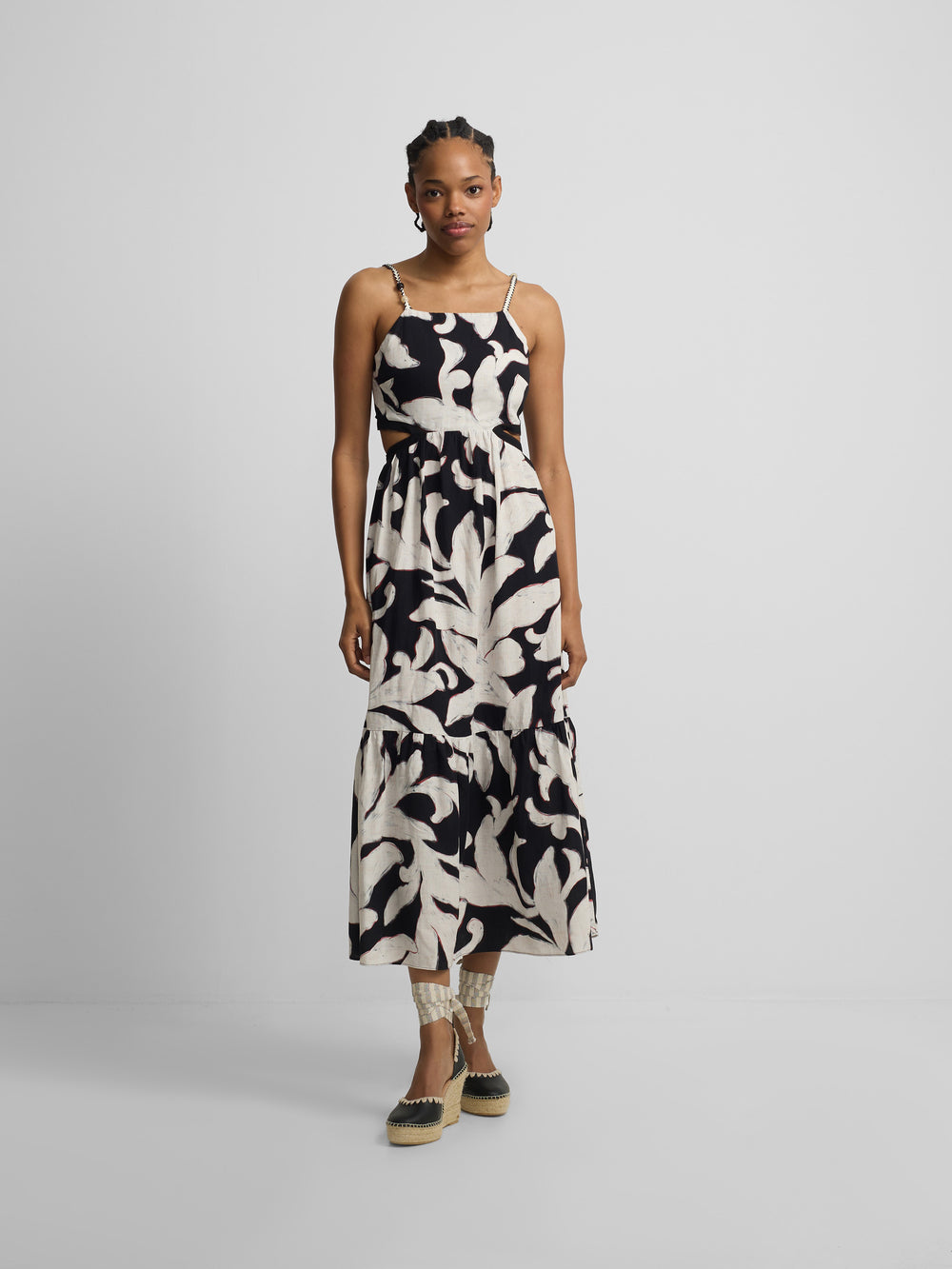 Vestido cut out estampado flores negro