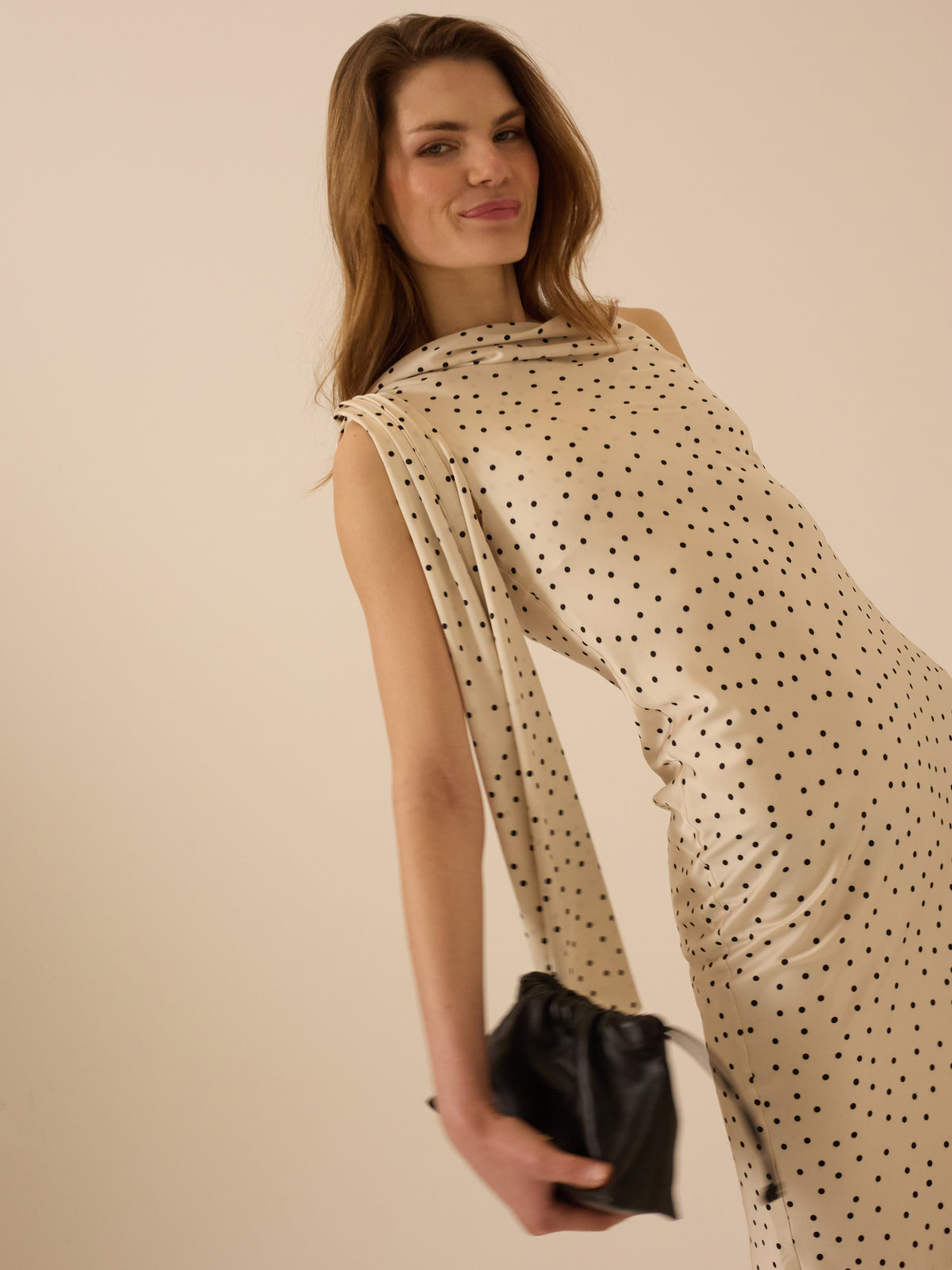 Vestido slip com bolinhas branco e preto