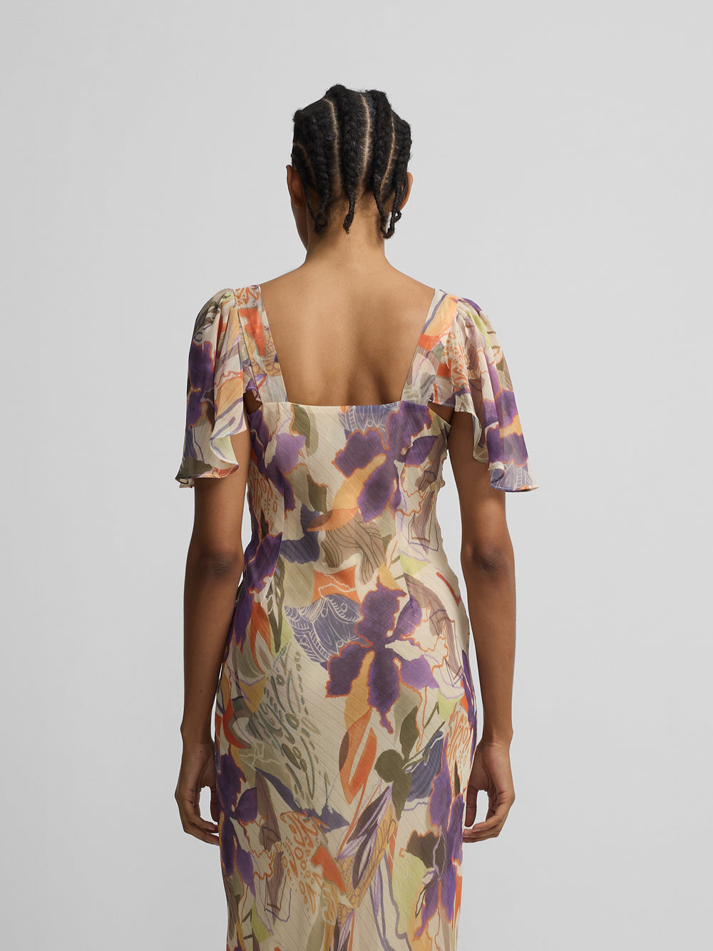 Vestido comprido estampado com flores roxas e laranja