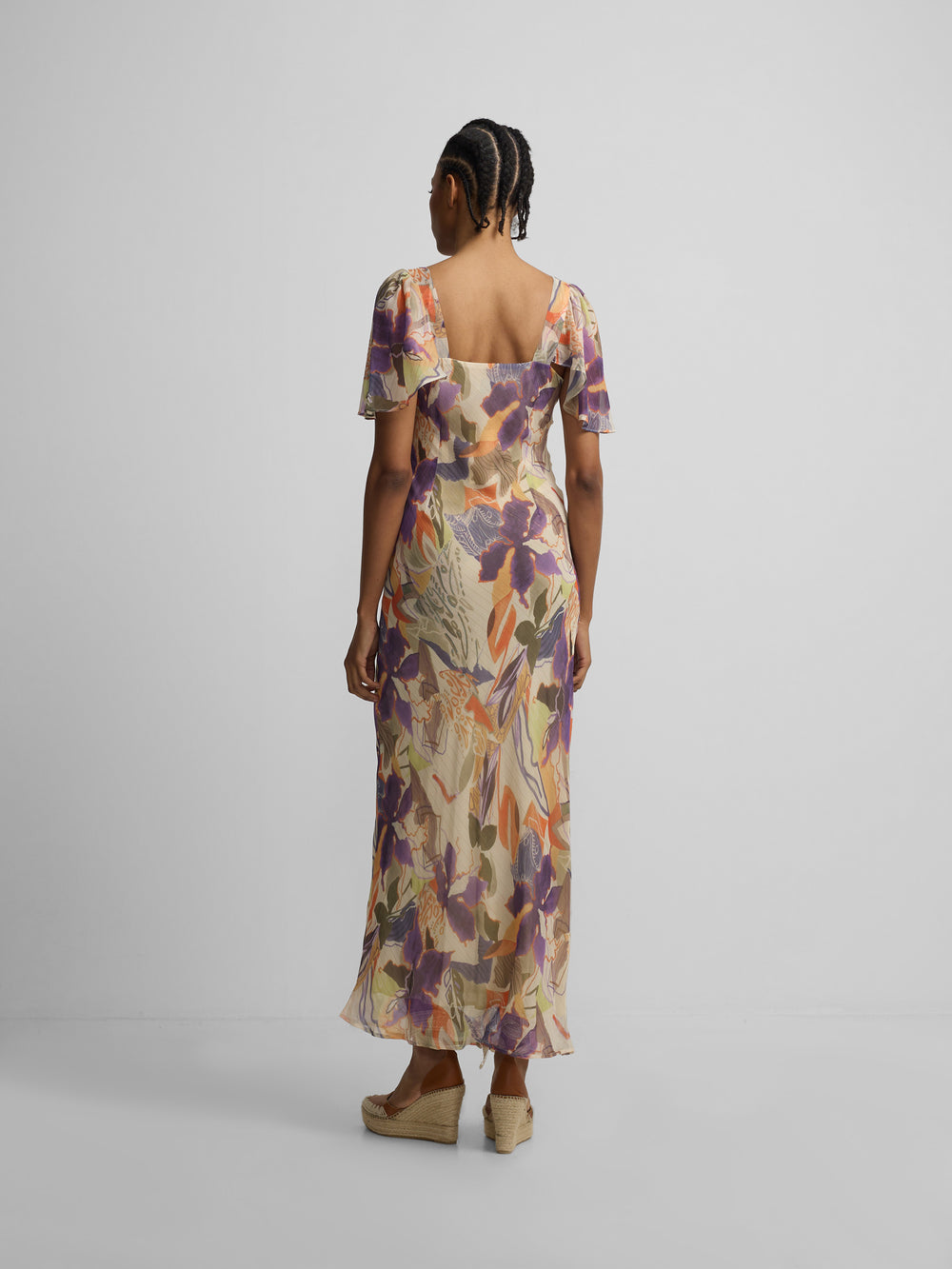 Vestido comprido estampado com flores roxas e laranja