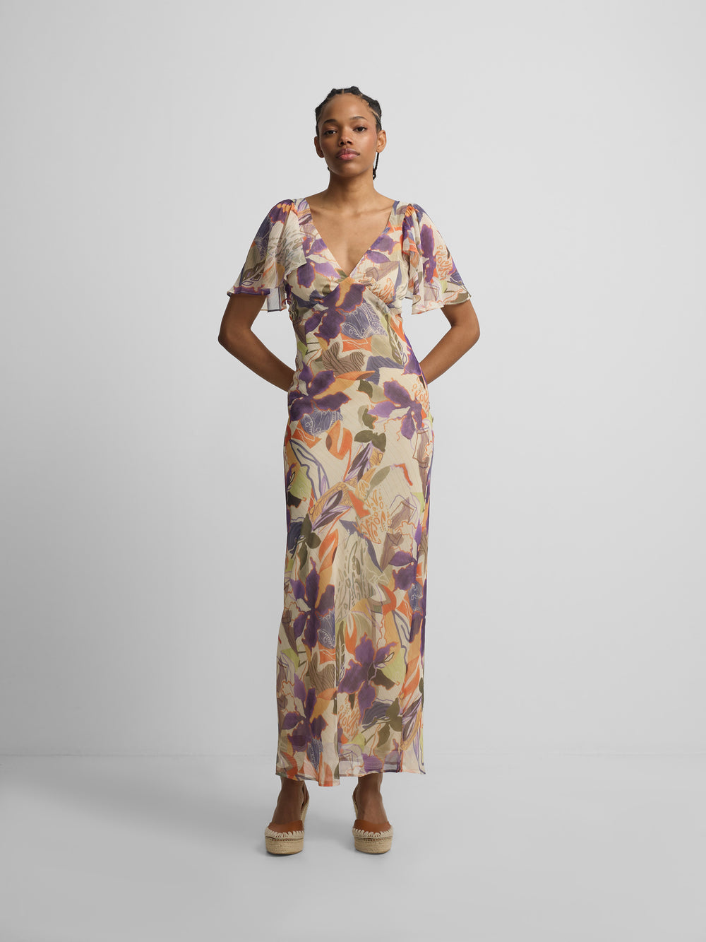 Vestido comprido estampado com flores roxas e laranja