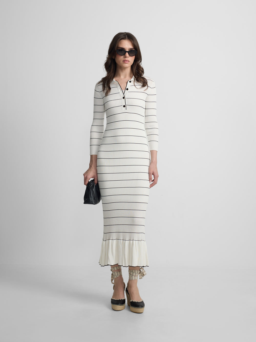 Vestido comprido de malha com mangas compridas, riscas em cru e preto