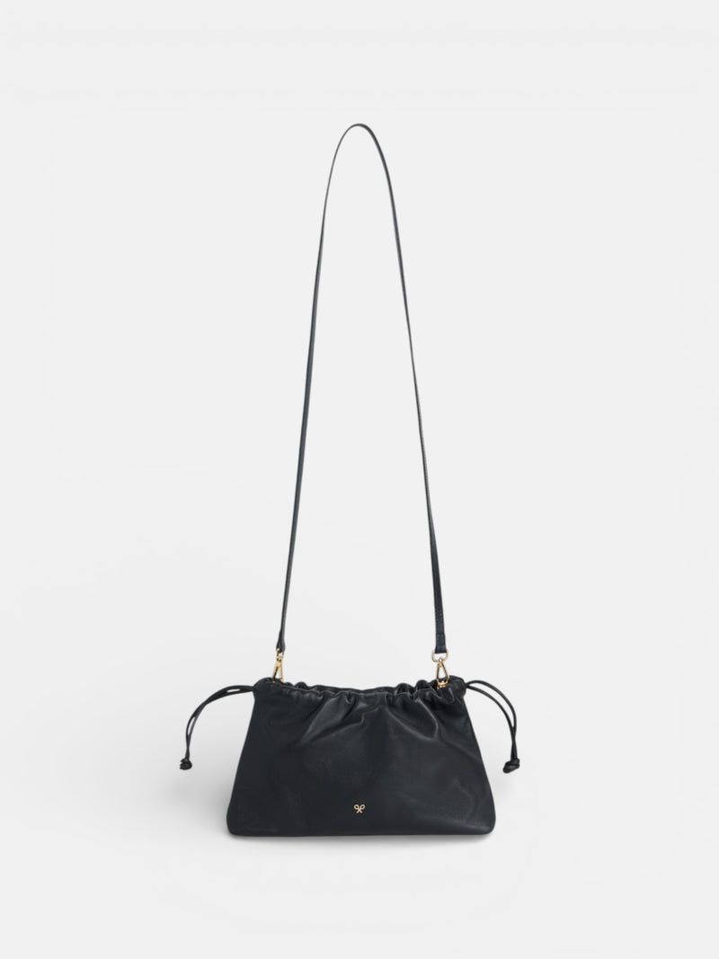 Bolsa franzida em pele com detalhe de corrente preta