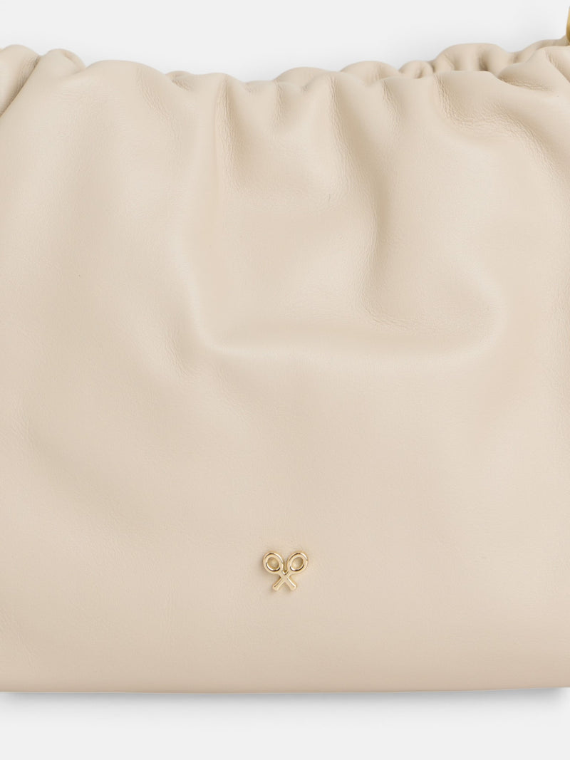 Bolsa franzida em pele com detalhe de corrente cru