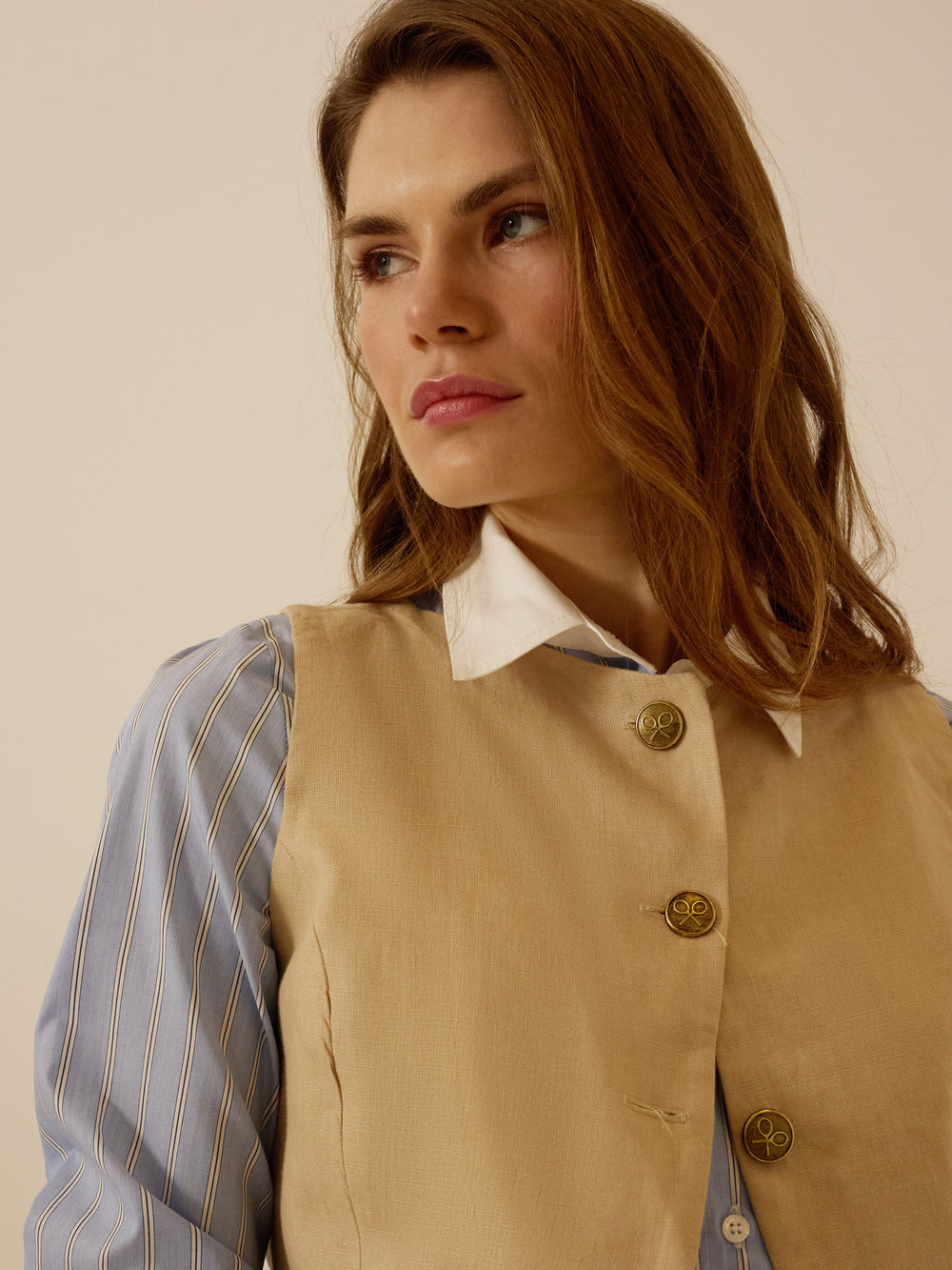 Chaleco botones lino beige