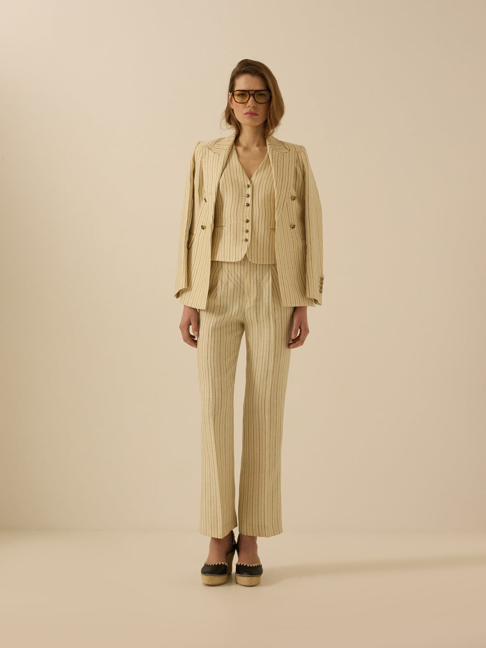 Calças cru com riscas azuis