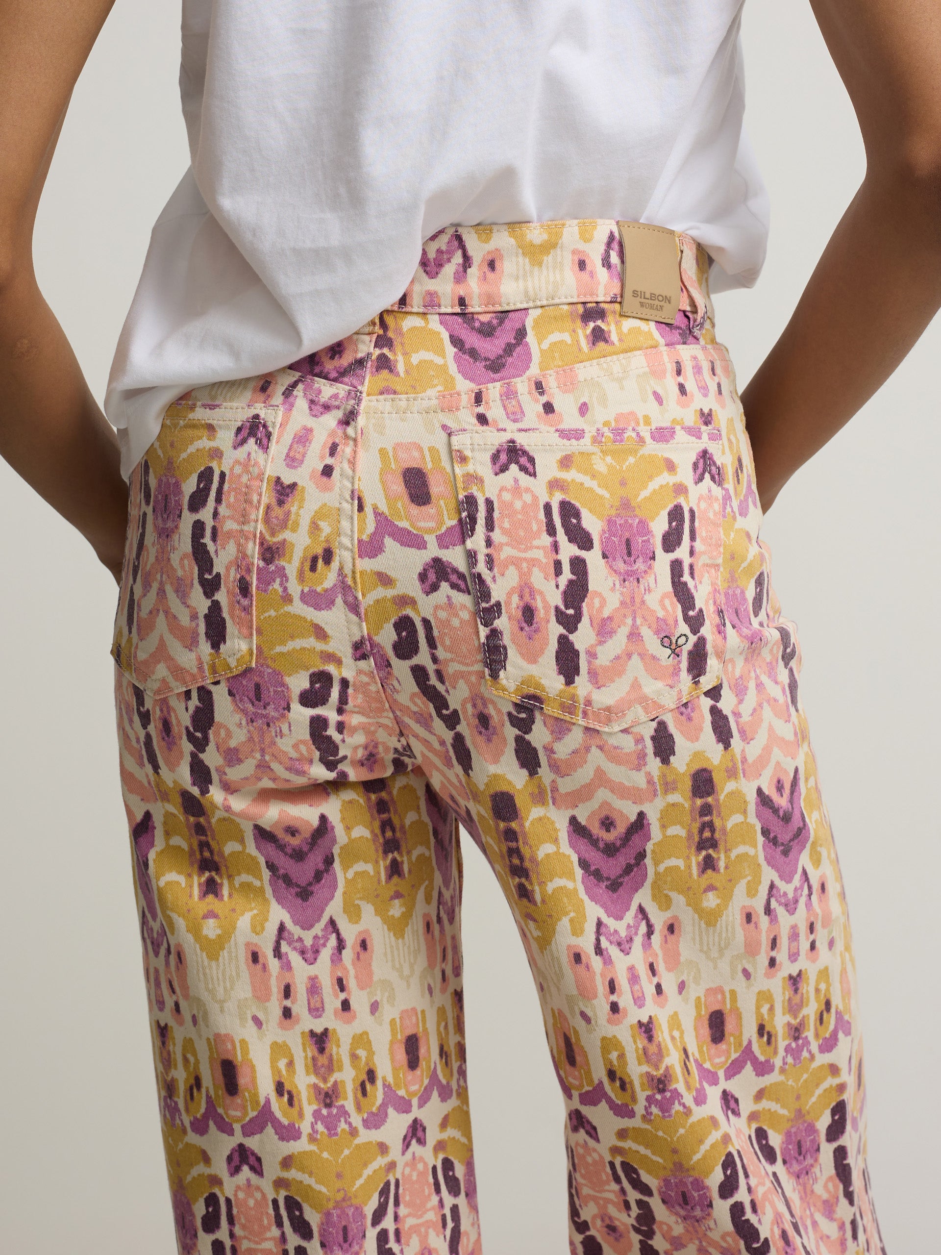 Pantalon denim estampado ikat rosas