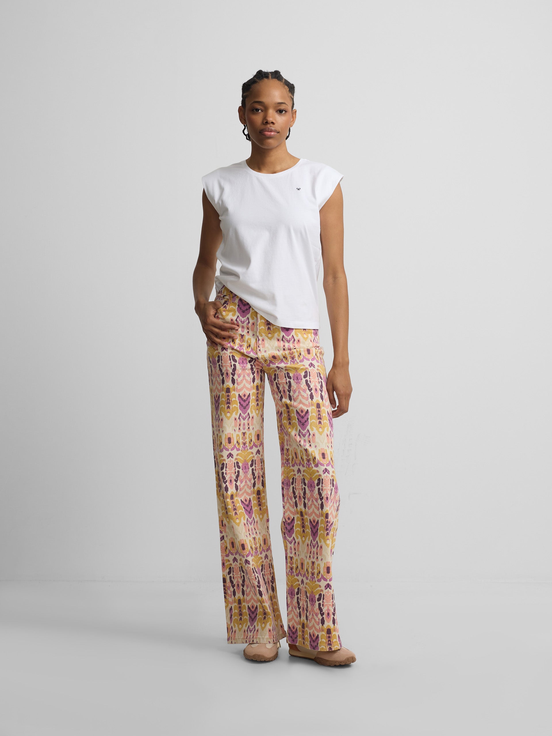 Pantalon denim estampado ikat rosas