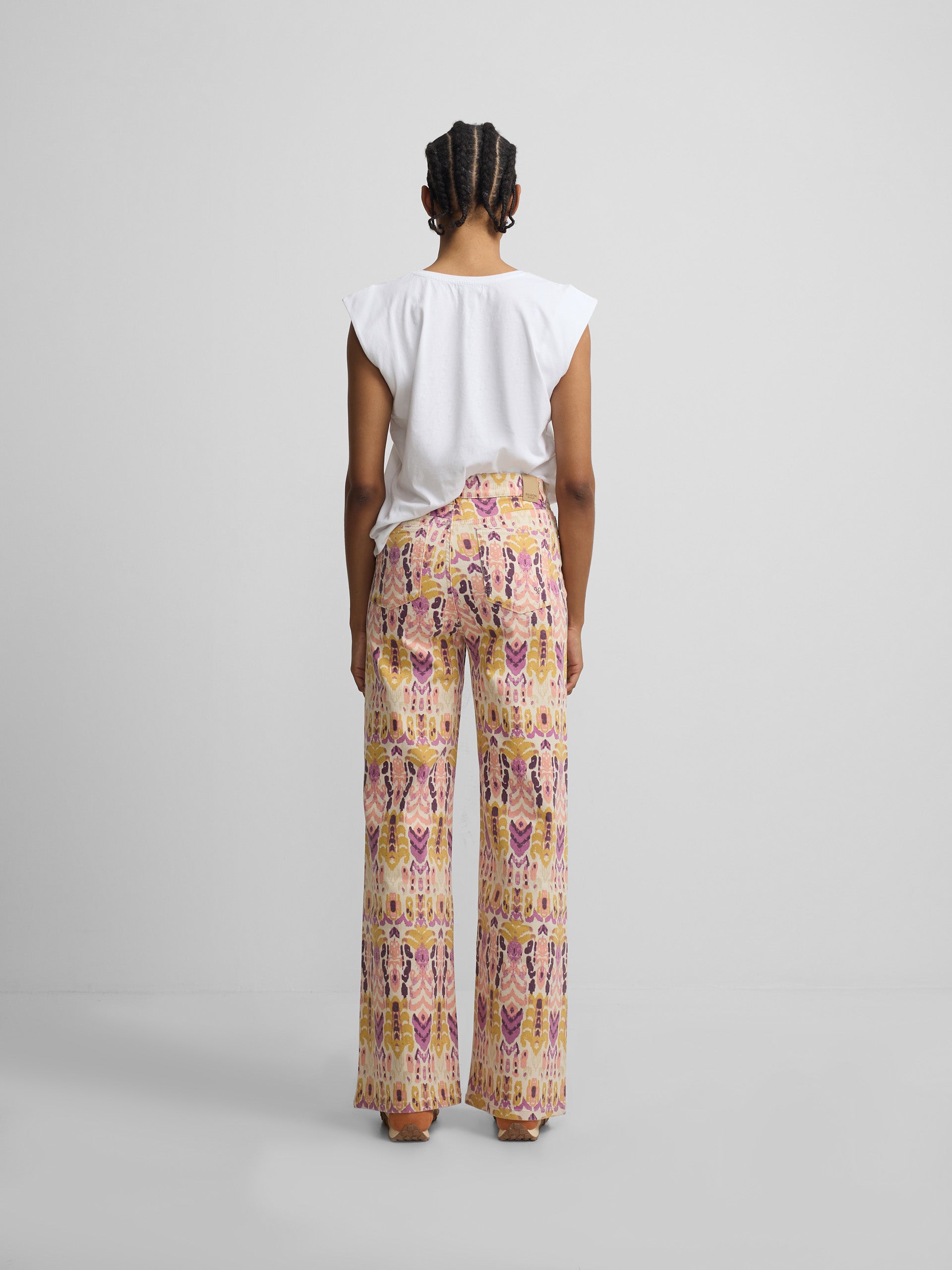 Pantalon denim estampado ikat rosas