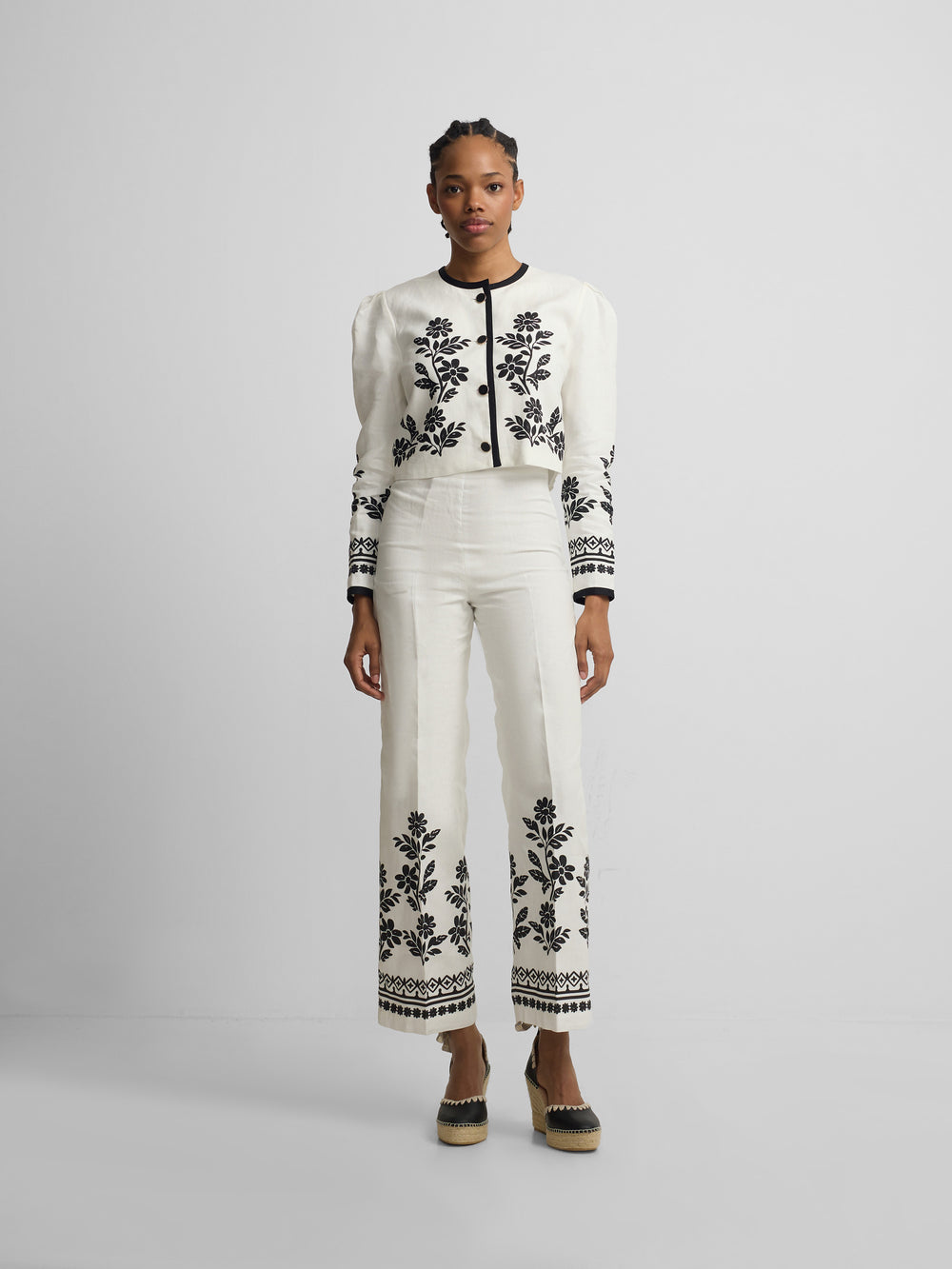 Calças estampadas com flores brancas