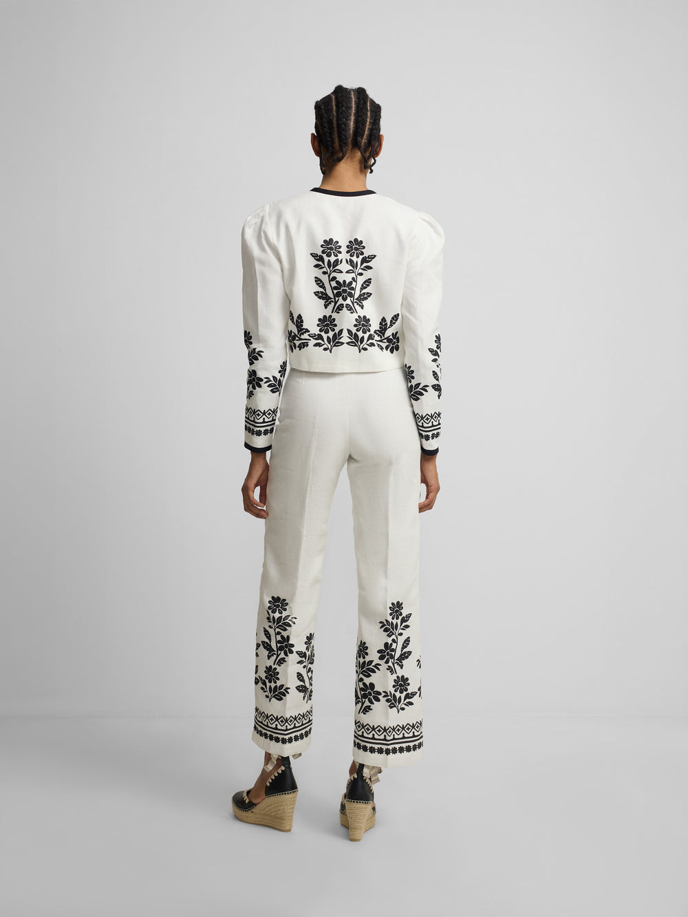 Calças estampadas com flores brancas
