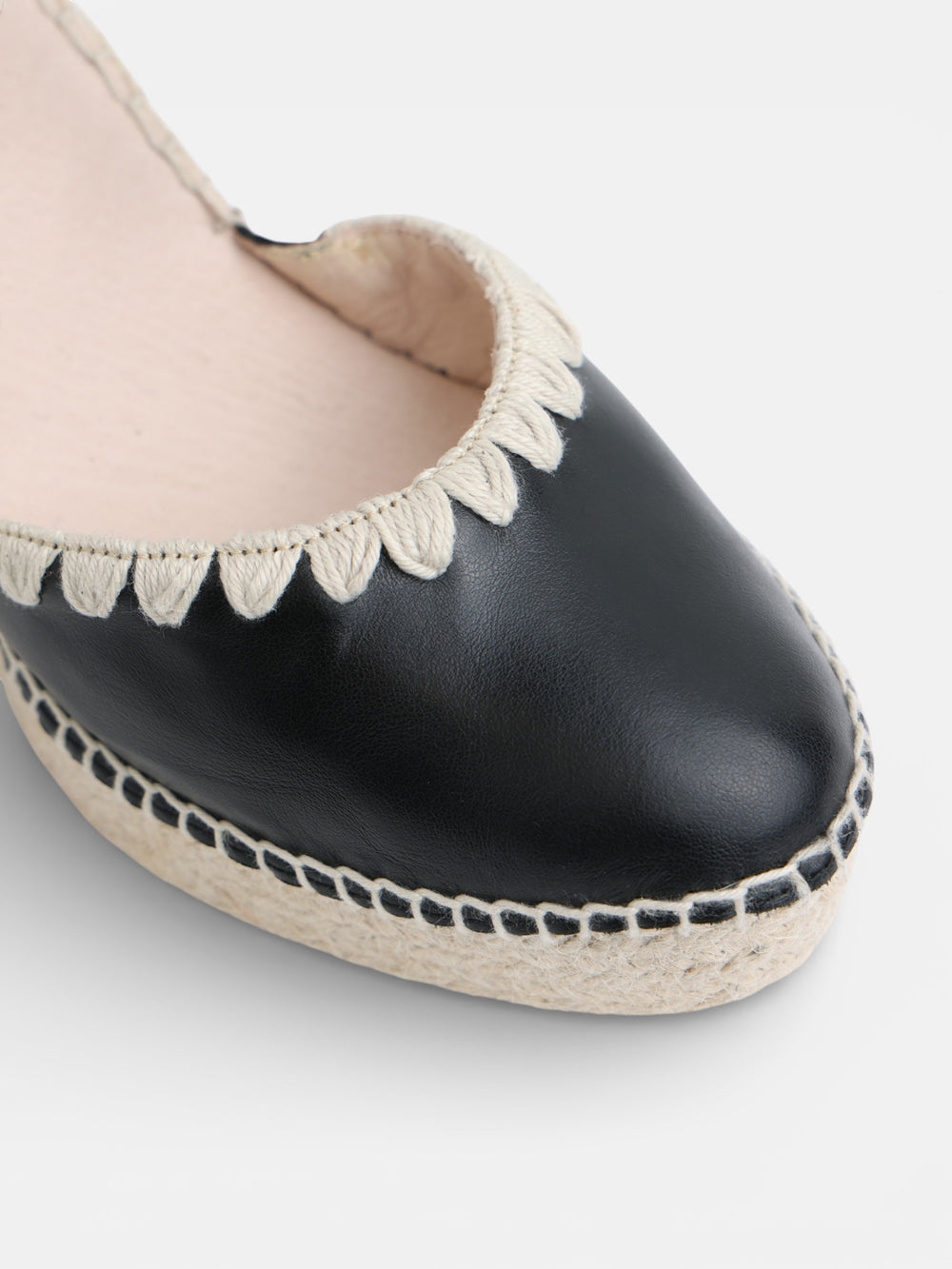 Sandália compensada em pele com detalhes em ráfia preta