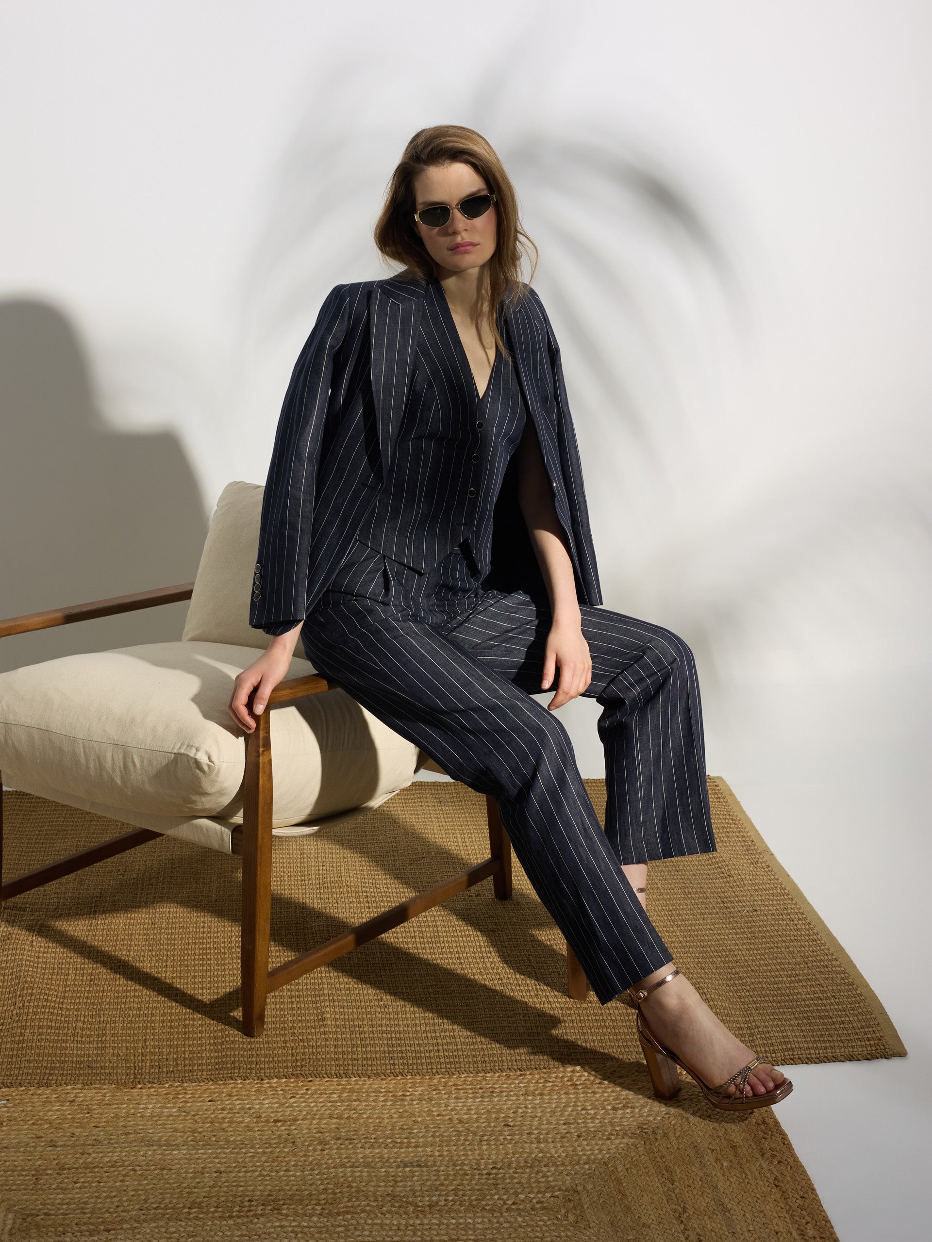 Pantalon gris à fines rayures unique