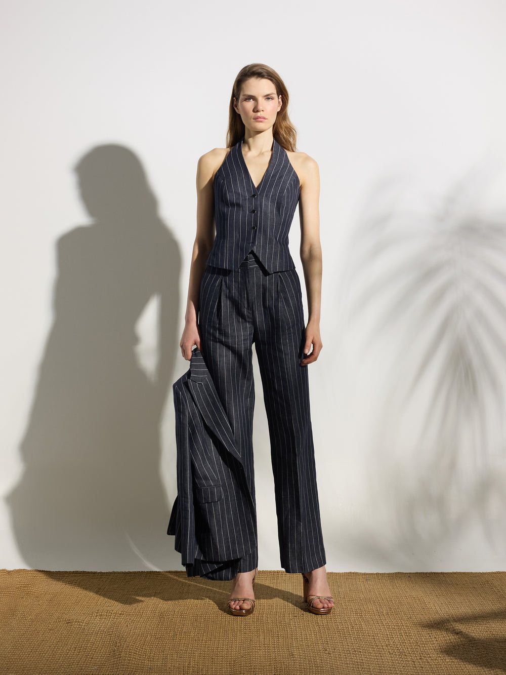 Pantalon gris à fines rayures unique