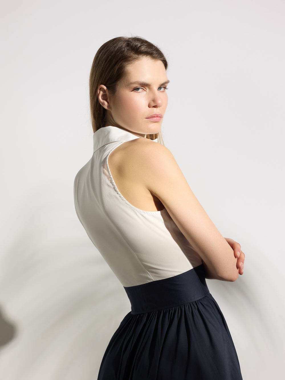 Robe-chemise unique bleu marine et blanche