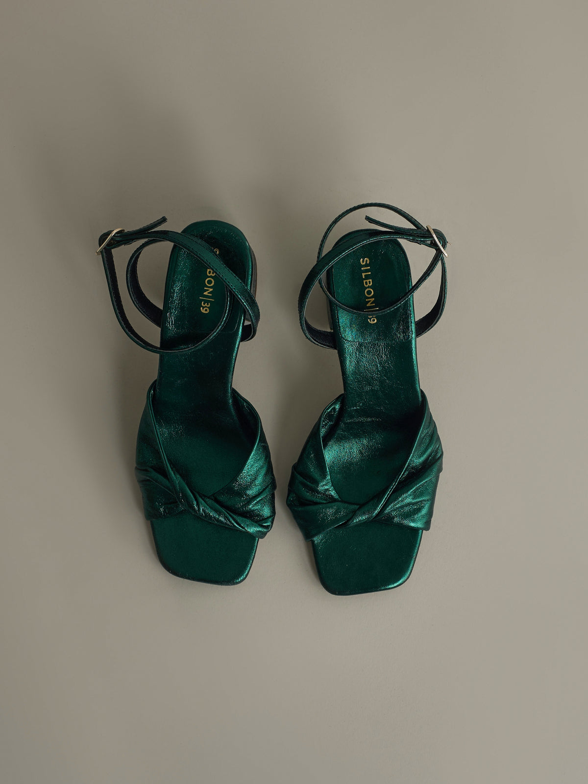 Sandália de salto metálica verde