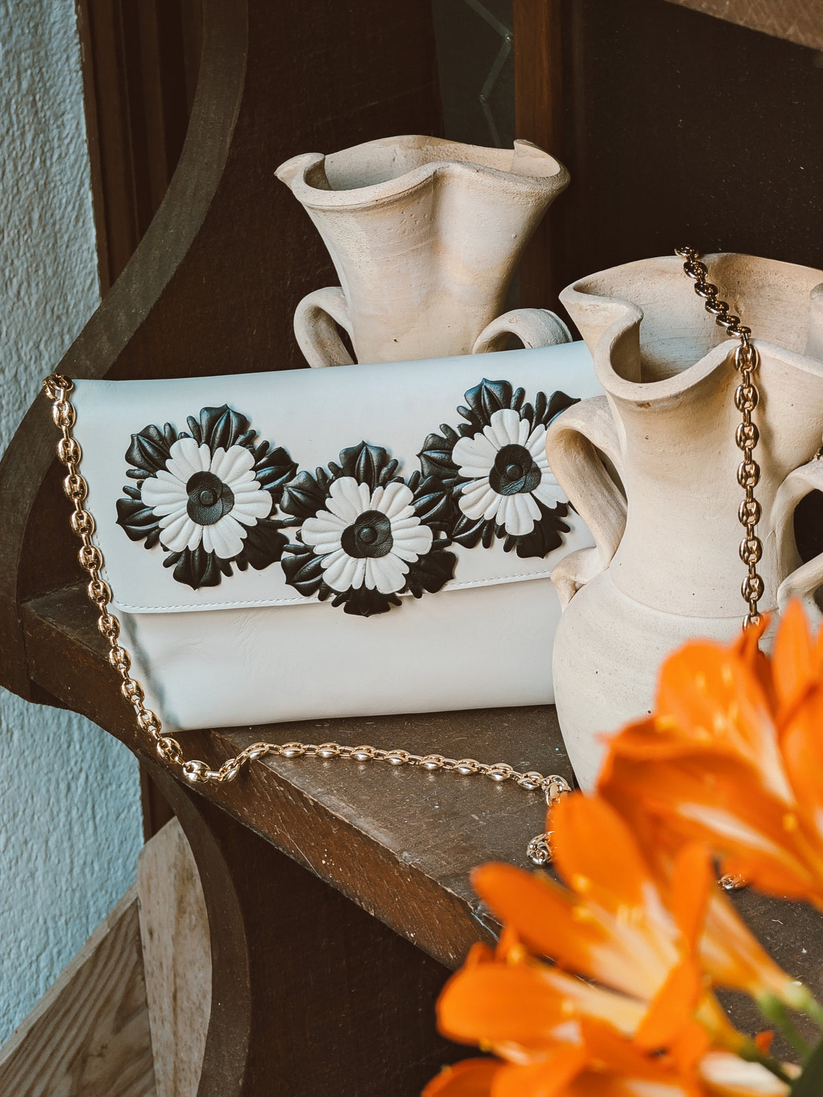 Carteira clutch em napa bege para eventos