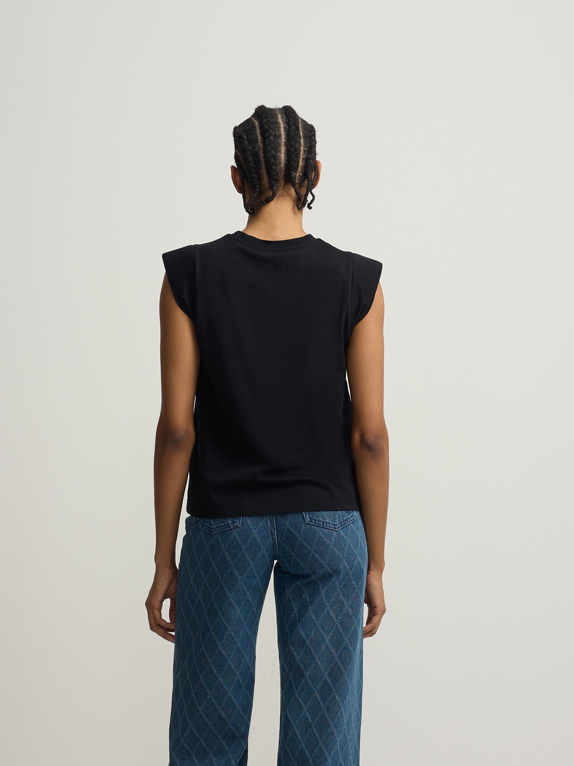 Camiseta mulher preta ombreiras aplicação cristal