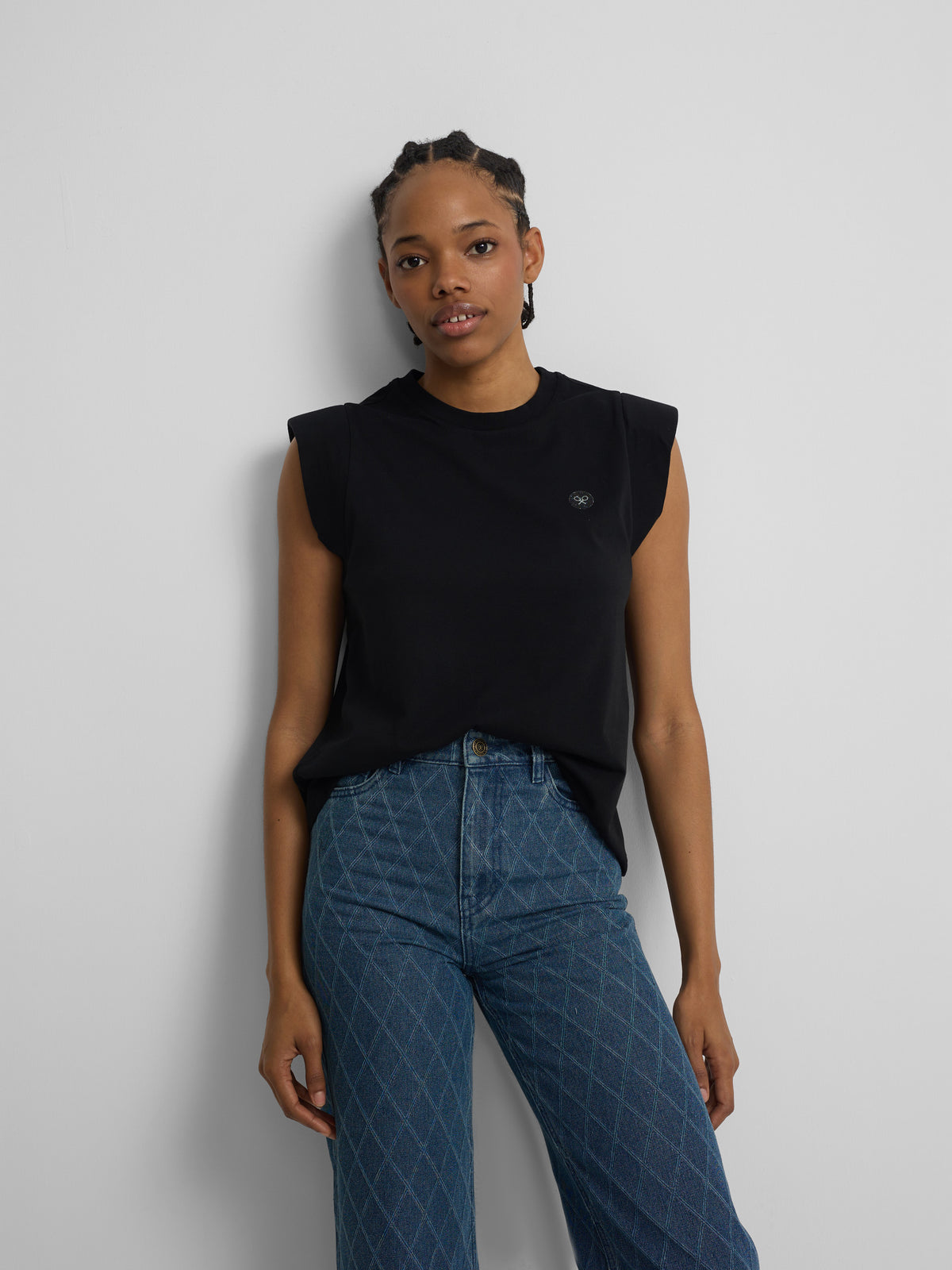 Camiseta mulher preta ombreiras aplicação cristal