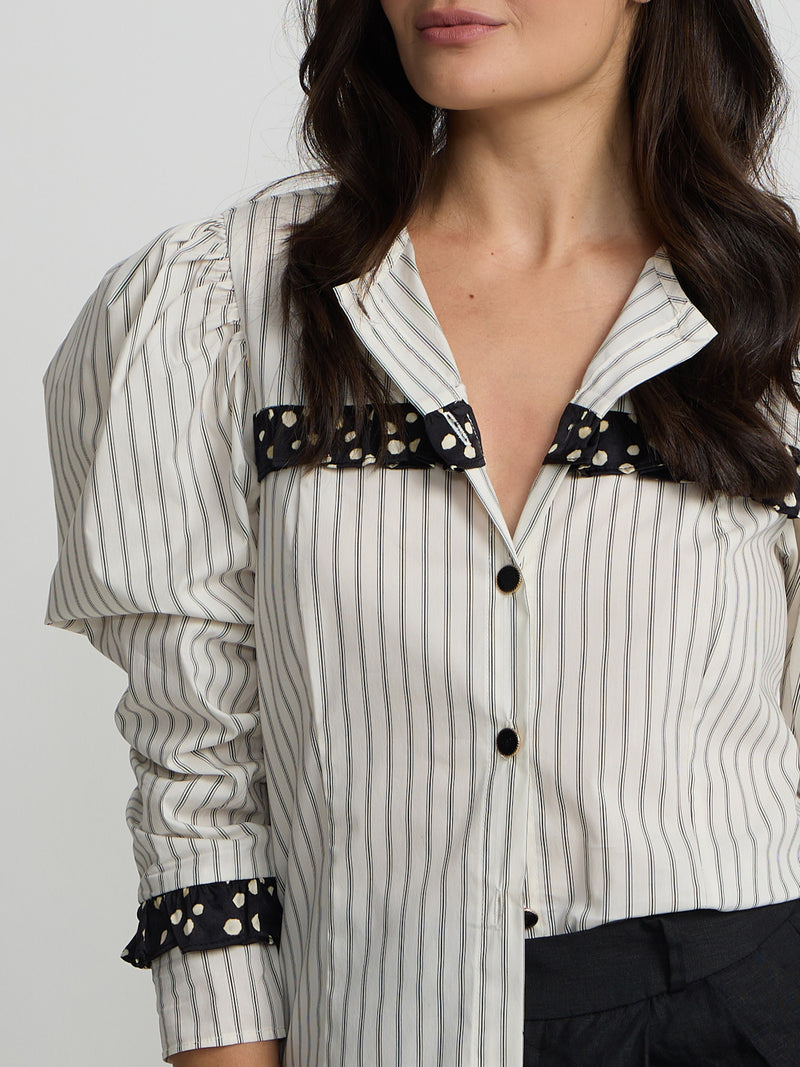 Camisa estampado combinado rayas y lunares blanca