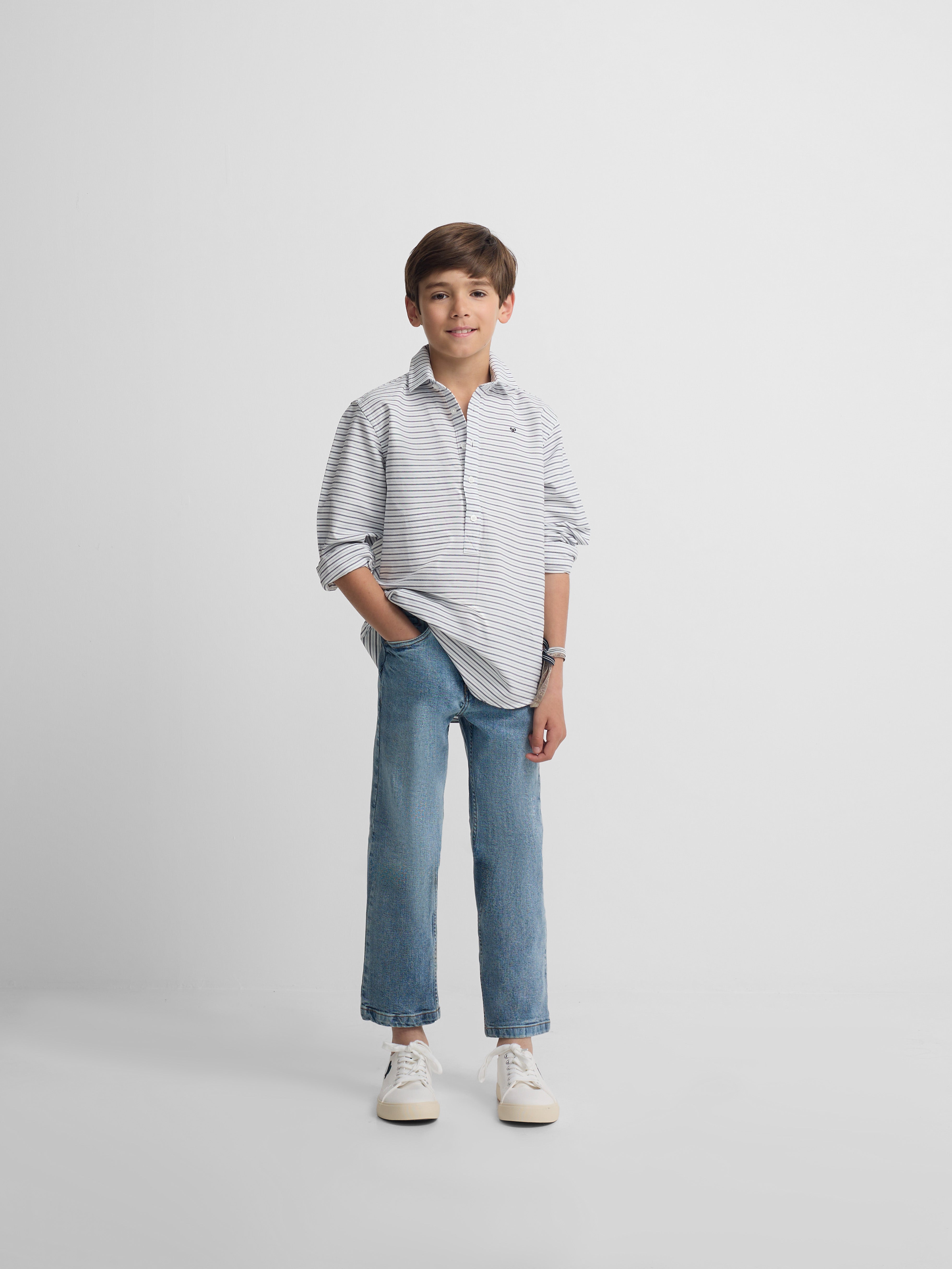 Camisa desportiva criança oxford risca creme azul-marinho